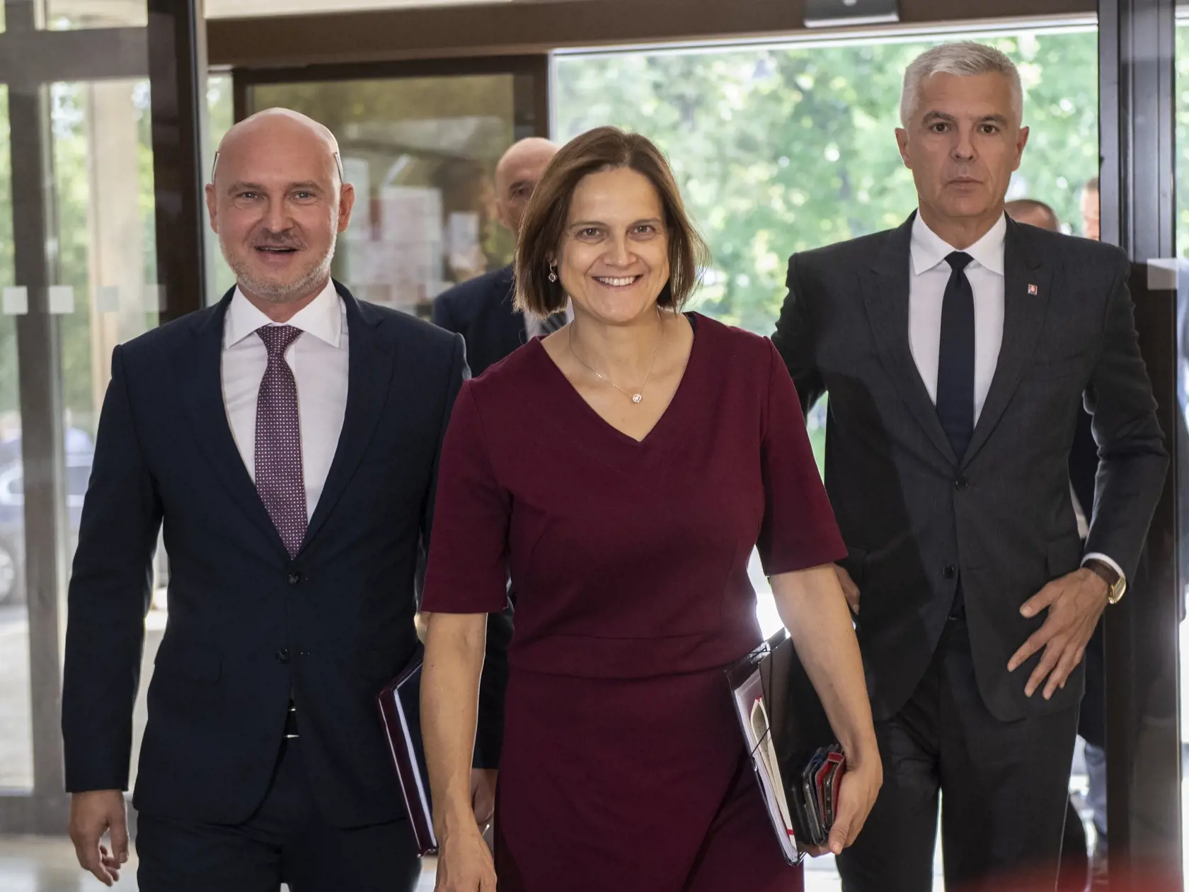 Na snímke sprava exminister zahraničných vecí a európskych záležitostí SR Ivan Korčok (nominant SaS), exministerka spravodlivosti SR Mária Kolíková (SaS) a exminister školstva, vedy, výskumu a športu SR Branislav Gröhling (SaS) pred 98. rokovaním vlády 31. augusta 2022 v Bratislave.