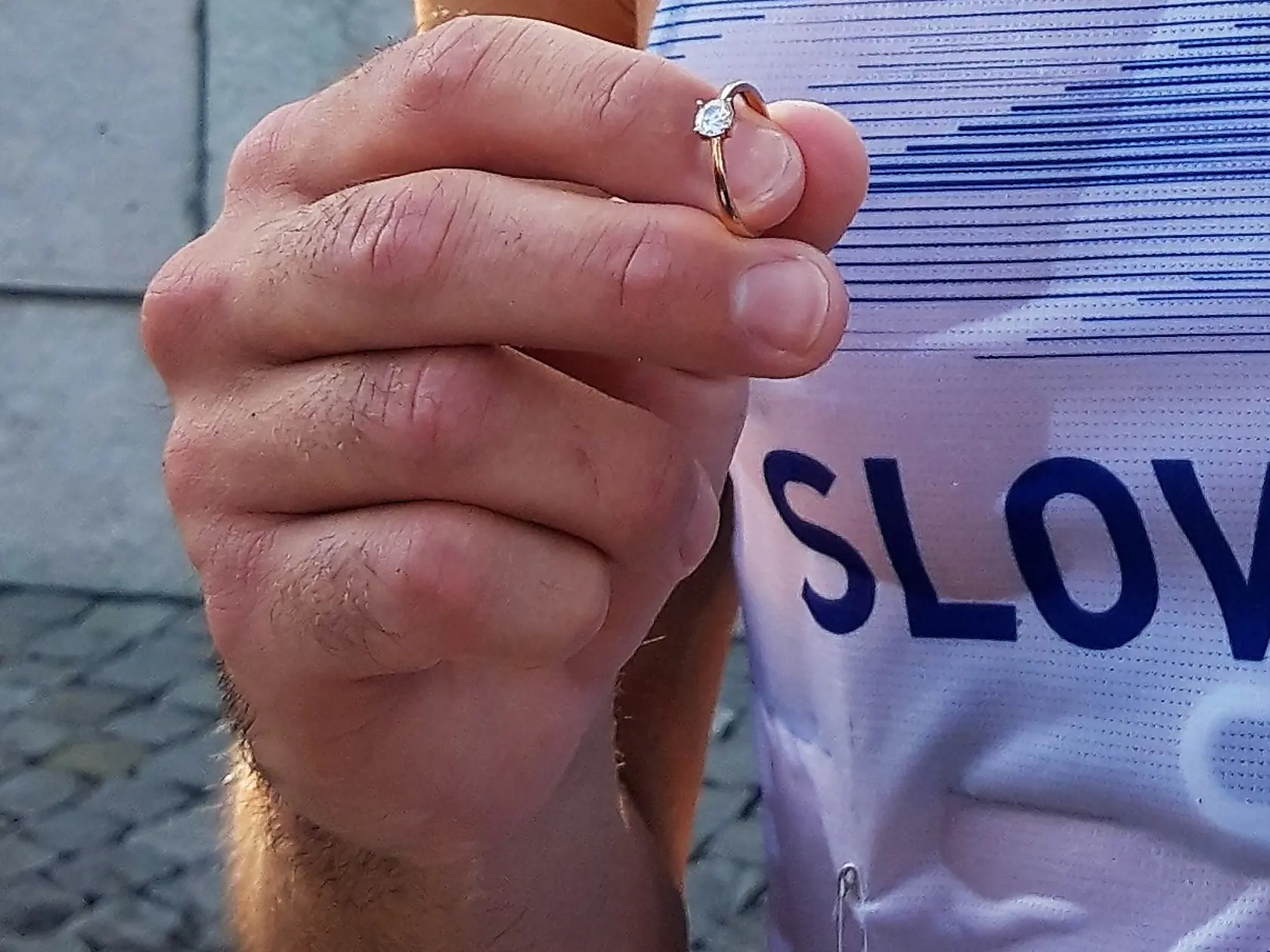 Dominik Černý so snubným prsteňom