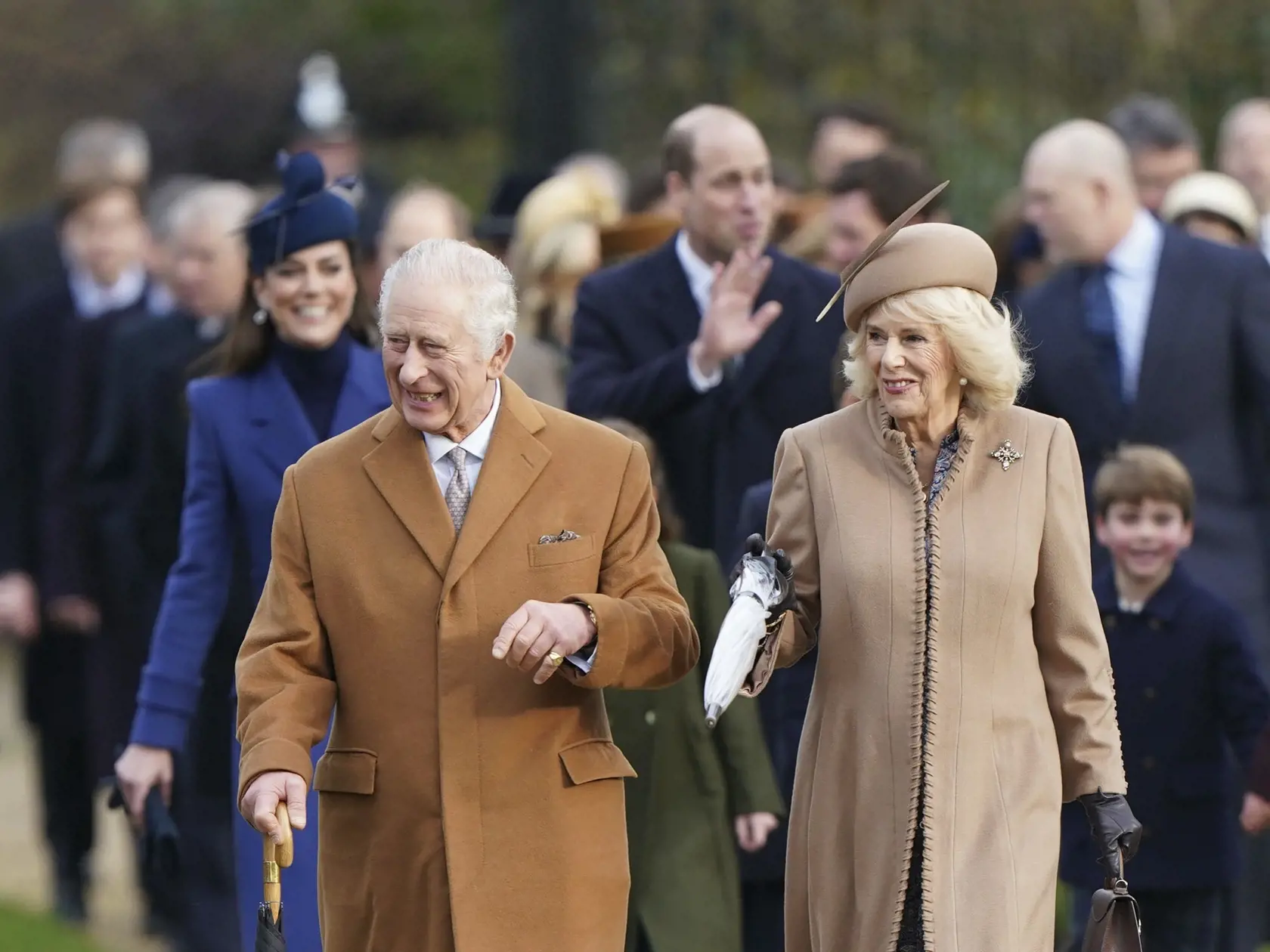 Britský kráľ Karol III. s Kamilou prišli na vianočnú bohoslužbu v anglickom Norfolku.