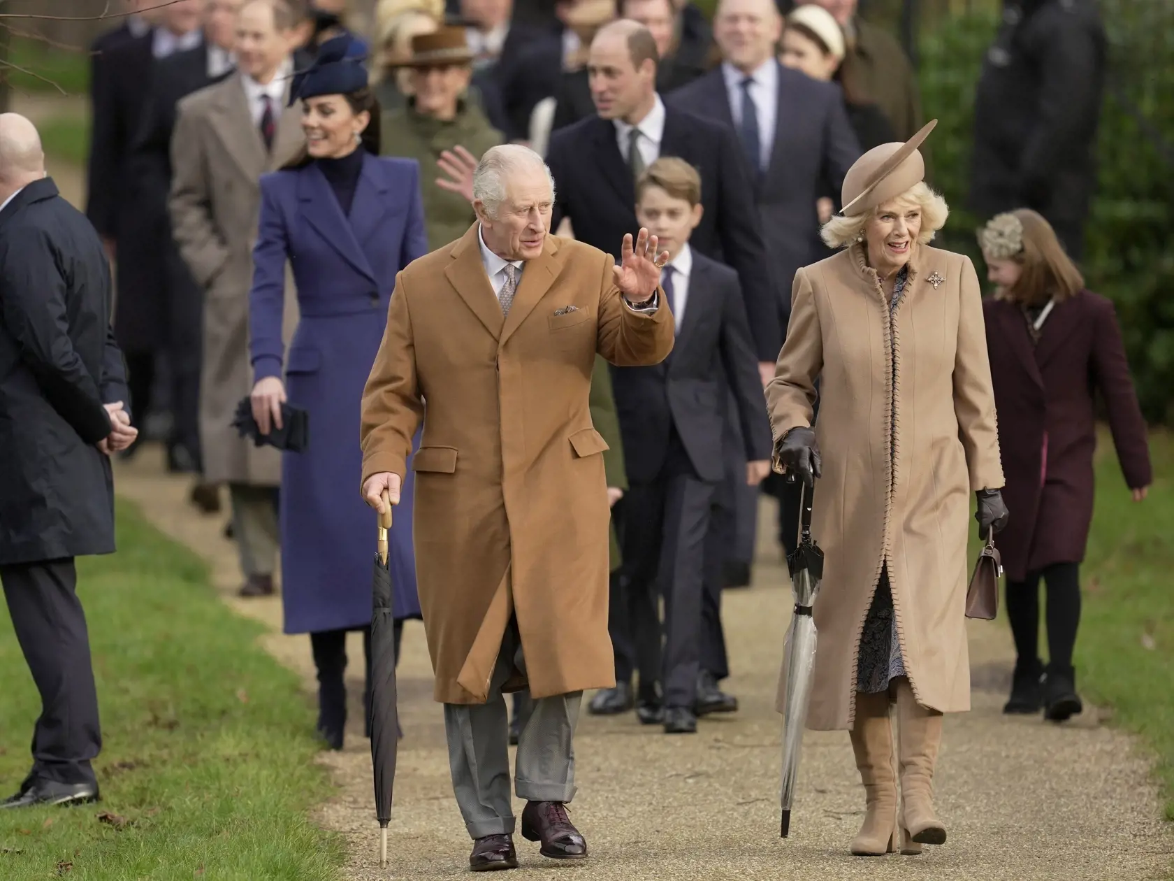 KK31 Norfolk - Na snímke v popredí britský kráľ Karol III. a kráľovná Kamila, v pozadí zľava Kate, princezná z Walesu, princ William a princ George prichádzajú na tradičnú vianočnú bohoslužbu v obci Sandringham v anglickom grófstve Norfolk 25. decembra 2023. FOTO TASR/AP
Britain's King Charles III, waves as Queen Camilla, Kate, the Princess of Wales, left, William, the Prince of Wales, centre, and Prince George arrive to attend the Christmas day service at St Mary Magdalene Church in Sandringham