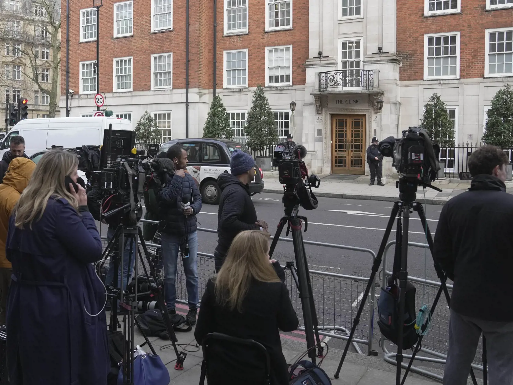 WA 13 Londýn - Novinári čakajú pred  súkromným zdravotníckym zariadením The London Clinic v britskej metropole v pondelok 29. januára 2024. Britského kráľa Karola III., ktorý absolvoval plánovanú operáciu prostaty, prepustili v pondelok do domácej liečby. Operáciu podstúpil v piatok 26. januára. Nezhubné ochorenie britskému panovníkovi diagnostikovali 17. januára počas pobytu v kráľovskom panstve Birkhall v grófstve Aberdeenshire. Z rovnakej kliniky v pondelok prepustili aj kráľovu nevestu. Kate