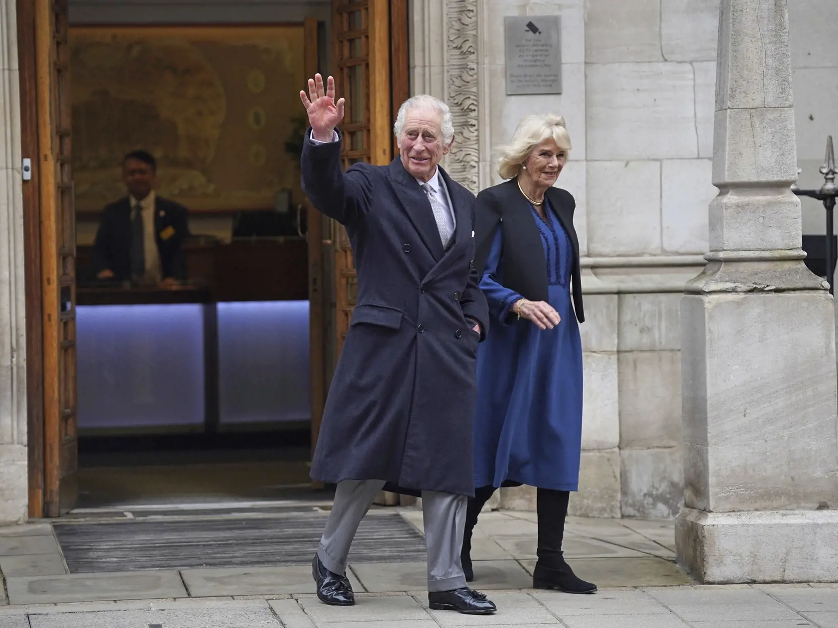 WA 10 Londýn - Britský kráľ Karol III. a britská kráľovná Kamila odchádzajú zo súkromného zdravotníckeho zariadenia The London Clinic v britskej metropole v pondelok 29. januára 2024. Britský kráľ Karol III. v piatok absolvoval plánovanú operáciu prostaty. Nezhubné ochorenie britskému panovníkovi diagnostikovali 17. januára počas pobytu v kráľovskom panstve Birkhall v grófstve Aberdeenshire. Z rovnakej kliniky v pondelok prepustili aj kráľovu nevestu. Kate, princeznú z Walesu, prepustili do domá