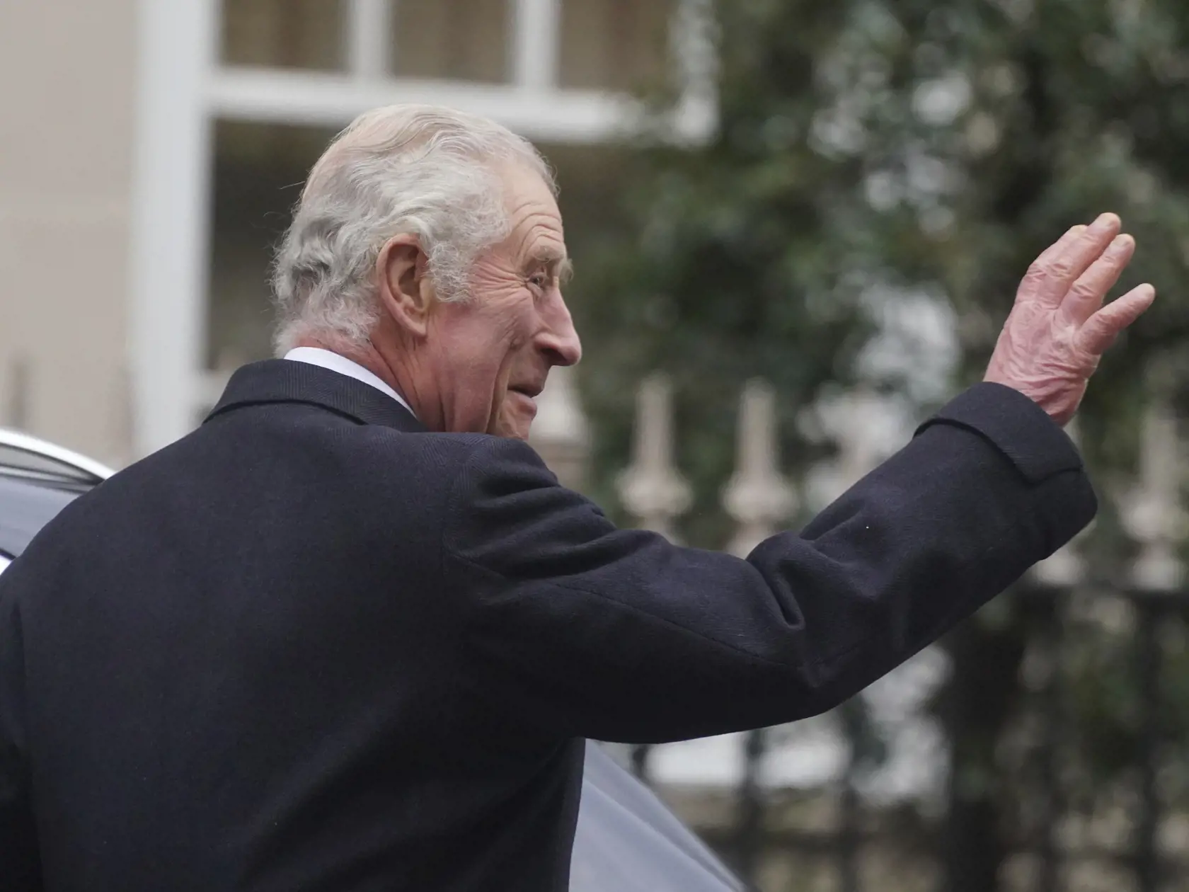 WA 8 Londýn - Britský kráľ Karol III. máva po prepustení zo súkromného zdravotníckeho zariadenia The London Clinic v britskej metropole v pondelok 29. januára 2024. Britský kráľ Karol III. v piatok absolvoval plánovanú operáciu prostaty. Nezhubné ochorenie britskému panovníkovi diagnostikovali 17. januára počas pobytu v kráľovskom panstve Birkhall v grófstve Aberdeenshire. Z rovnakej kliniky v pondelok prepustili aj kráľovu nevestu. Kate, princeznú z Walesu, prepustili do domácej liečby po takme