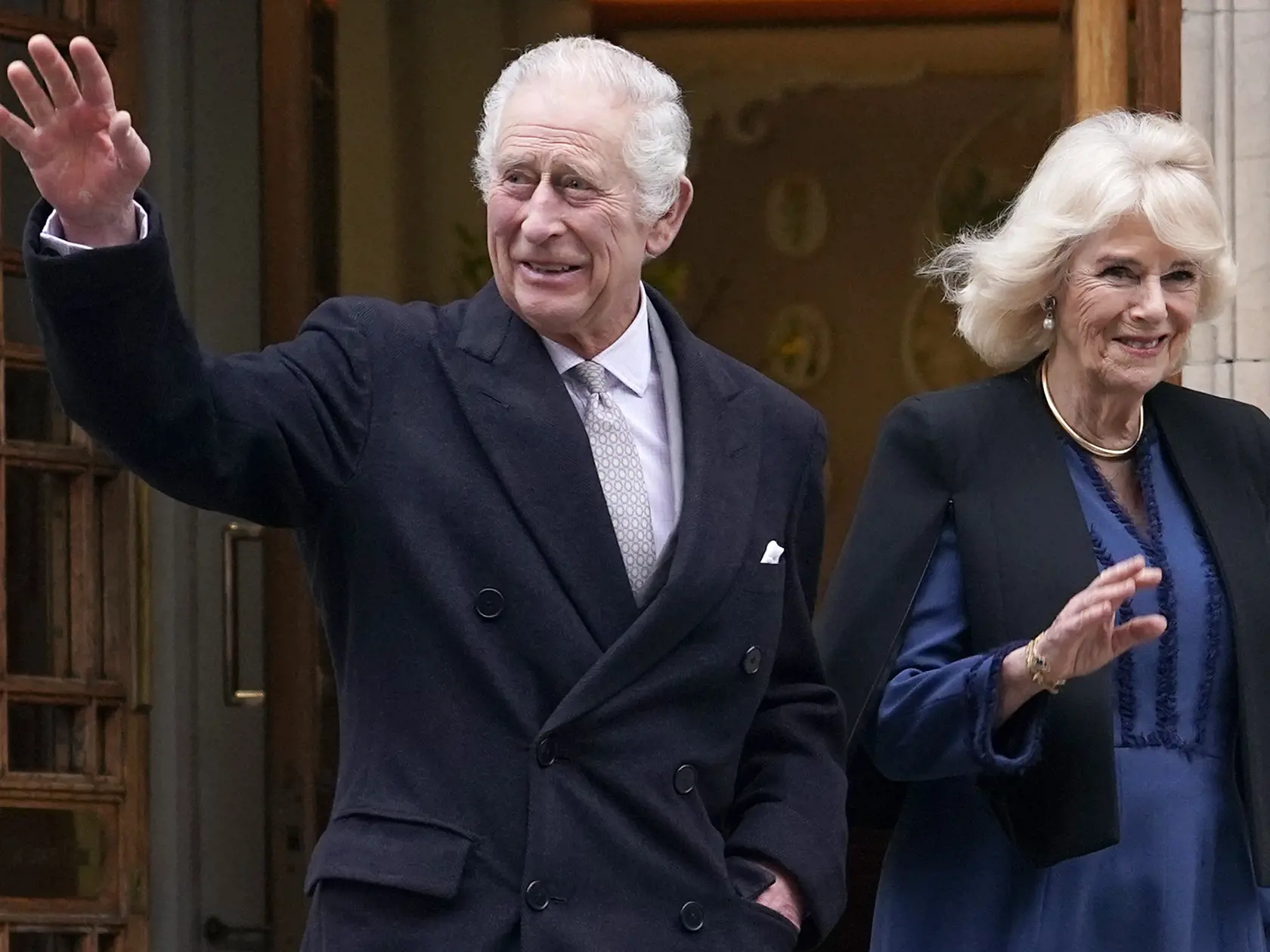 Manželka, kráľovná Camilla mu bola neustále nablízku.