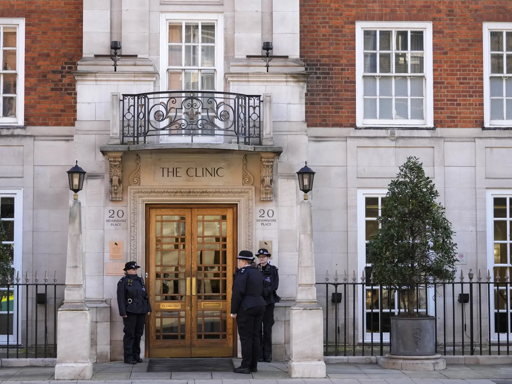 KK49 Londýn - Policajti hliadkujú pred zdravotníckym zariadením The London Clinic v Londýne 26. januára 2024. Britského kráľa Karola III. v piatok prijali do súkromnej nemocnice v Londýne, kde sa podrobí operácii zväčšenej prostaty. Oznámil to Buckinghamský palác, informuje TASR podľa správy agentúry AP. FOTO TASR/AP 
Police officers stand outside an entrance to The London Clinic in London, Friday, Jan. 26, 2024. Buckingham Palace says King Charles III been admitted to a private London hospital 