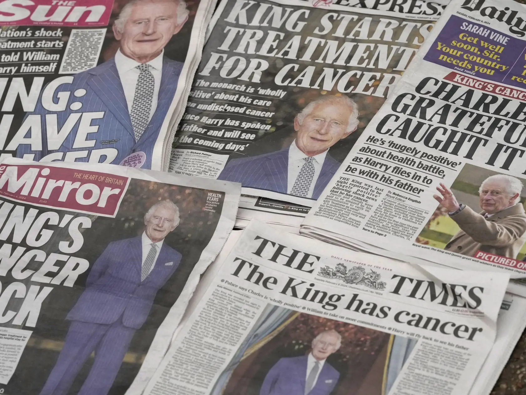 WA 49 Londýn - Na snímke titulné stránky britských novín po oznámení, že britskému kráľovi Karolovi III. diagnostikovali rakovinu v Londýne v utorok 6. februára 2024. Buckinghamský palác v pondelok podvečer oznámil, že panovníkovi  diagnostikovali rakovinu a začal sa podrobovať liečbe. FOTO TASR/AP

A selection of front pages of the British national newspapers for Tuesday, Feb. 6, 2024, after it was announced that King Charles III has cancer. Buckingham Palace announced Monday evening that the k