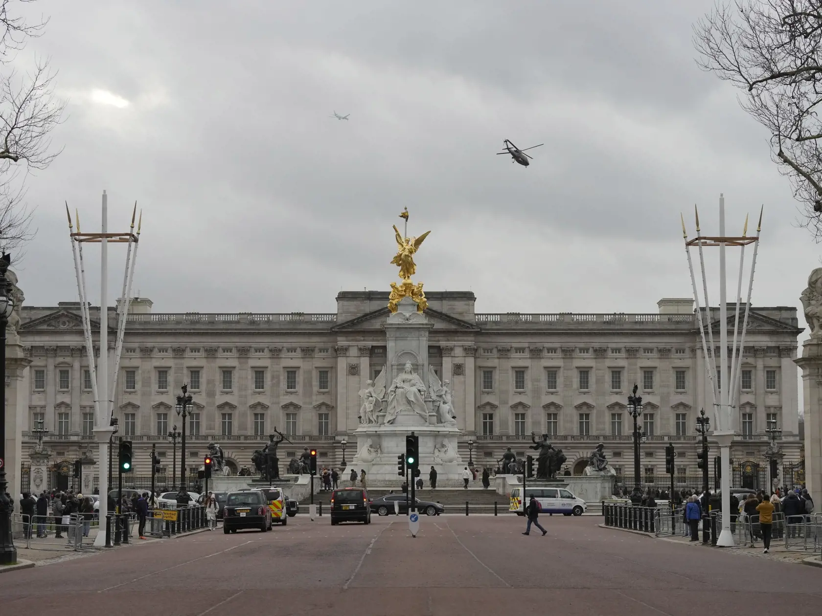 KK36 Londýn - Helikoptéra odlieta z Buckinghamského paláca a pravdepodobne preváža britského kráľa Karola III. a kráľovnú Kamilu v utorok 6. februára 2024. Britskému kráľovi Karolovi III. diagnostikovali rakovinu, oznámil v pondelok 5. februára 2024 Buckinghamský palác. Nespresnil, o aký druh rakoviny ide, údajne to však nie je rakovina prostaty. Kráľ sa zároveň v pondelok začal podrobovať liečbe. FOTO TASR/AP
A helicopter departs from Buckingham Palace believed to be carrying King Charles III a