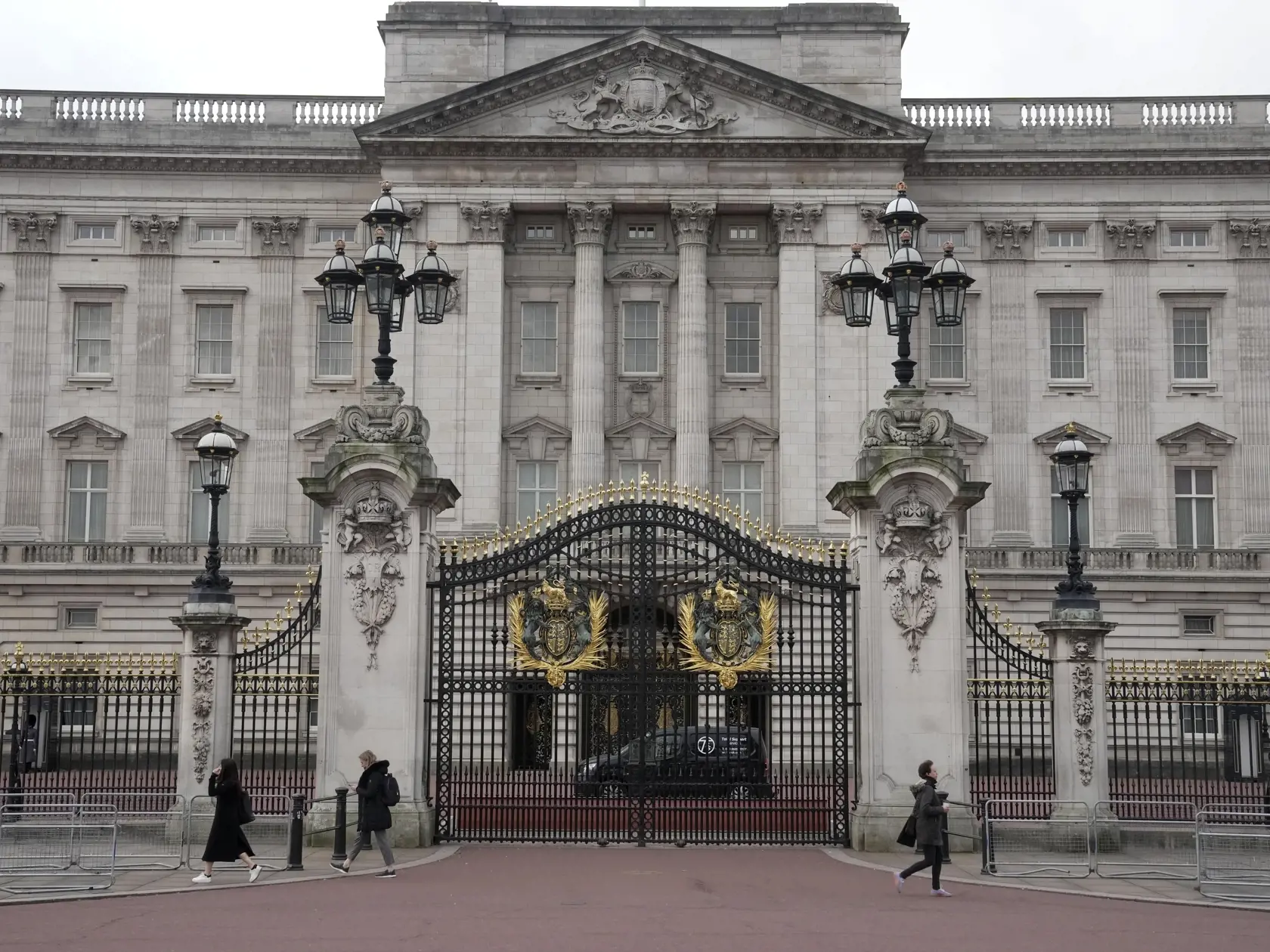 WA 17 Londýn - Ľudia kráčajú okolo Buckinghamského paláca, jedného z oficiálnych sídiel britského  kráľa Karola III. v Londýne v utorok 6. februára 2024. Buckinghamský palác v pondelok podvečer oznámil, že Karolovi III. diagnostikovali rakovinu a začal sa podrobovať liečbe. FOTO TASR/AP

A general view of Buckingham Palace one, of the official residences of King Charles III, as pedestrians walk past in London, Tuesday, Feb. 6, 2024. Buckingham Palace announced Monday evening that the king has be