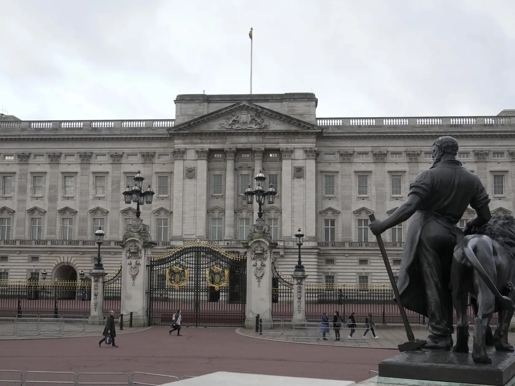 WA 15 Londýn - Ľudia kráčajú okolo Buckinghamského paláca, jedného z oficiálnych sídielbritského  kráľa Karola III. v Londýne v utorok 6. februára 2024. Buckinghamský palác v pondelok podvečer oznámil, že Karolovi III. diagnostikovali rakovinu a začal sa podrobovať liečbe. FOTO TASR/AP

Na snímke A general view of Buckingham Palace, one of the official residences of King Charles III, as pedestrians walk past in London, Tuesday, Feb. 6, 2024. Buckingham Palace announced Monday evening that the ki