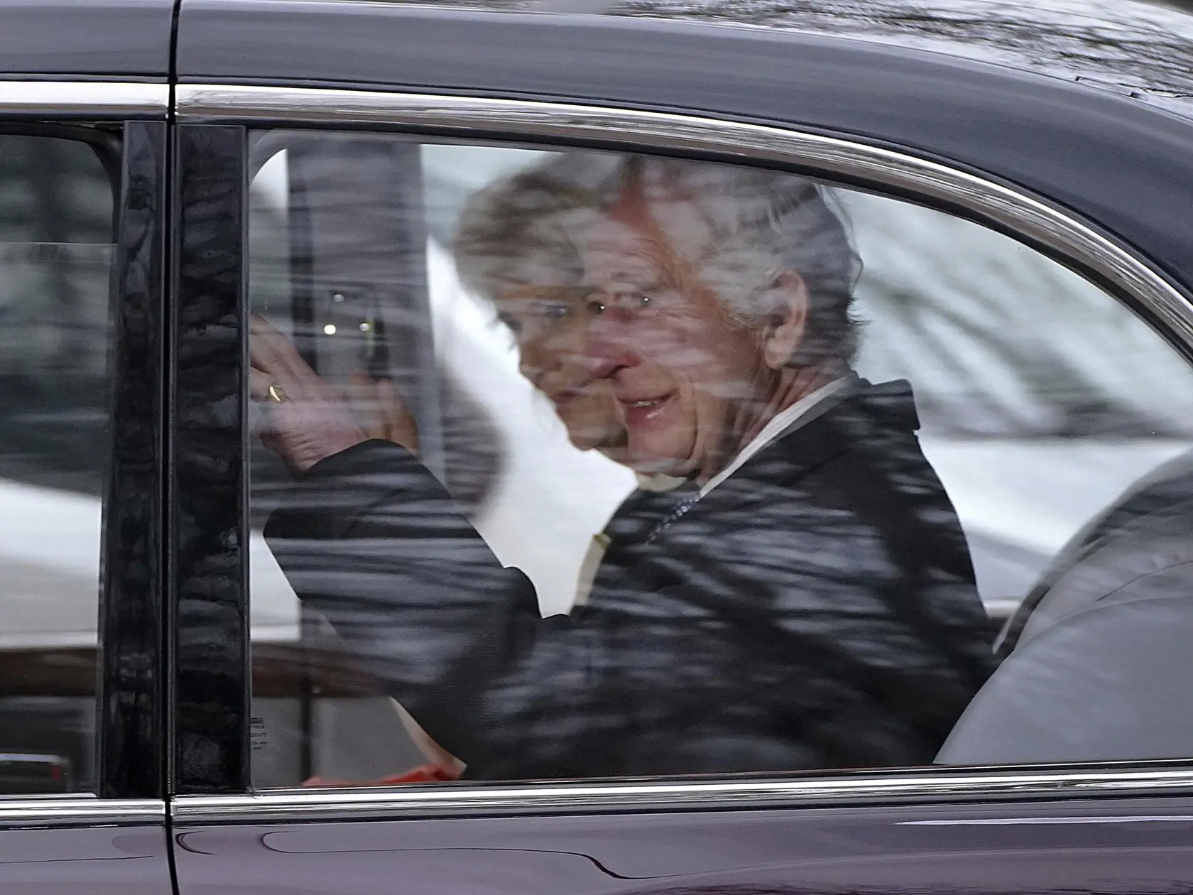 KK34 Londýn - Britský kráľ Karol III. a kráľovná Kamila odchádzajú z Clarence House v Londýne v utorok 6. februára 2024. Britskému kráľovi Karolovi III. diagnostikovali rakovinu, oznámil v pondelok 5. februára 2024 Buckinghamský palác. Nespresnil, o aký druh rakoviny ide, údajne to však nie je rakovina prostaty. Kráľ sa zároveň v pondelok začal podrobovať liečbe. FOTO TASR/AP
King Charles III and Queen Camilla leave Clarence House in London, Tuesday Feb. 6, 2024. Buckingham Palace announced Mond