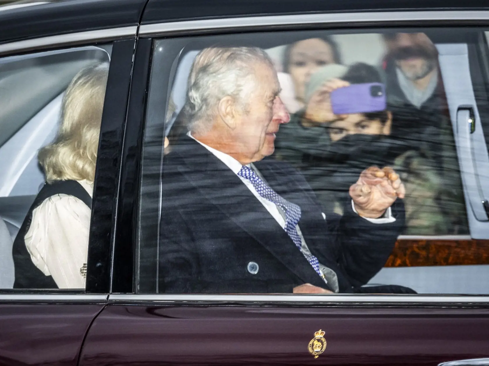 Kráľ Karol III. v aute s manželkou kráľovnou Kamilou