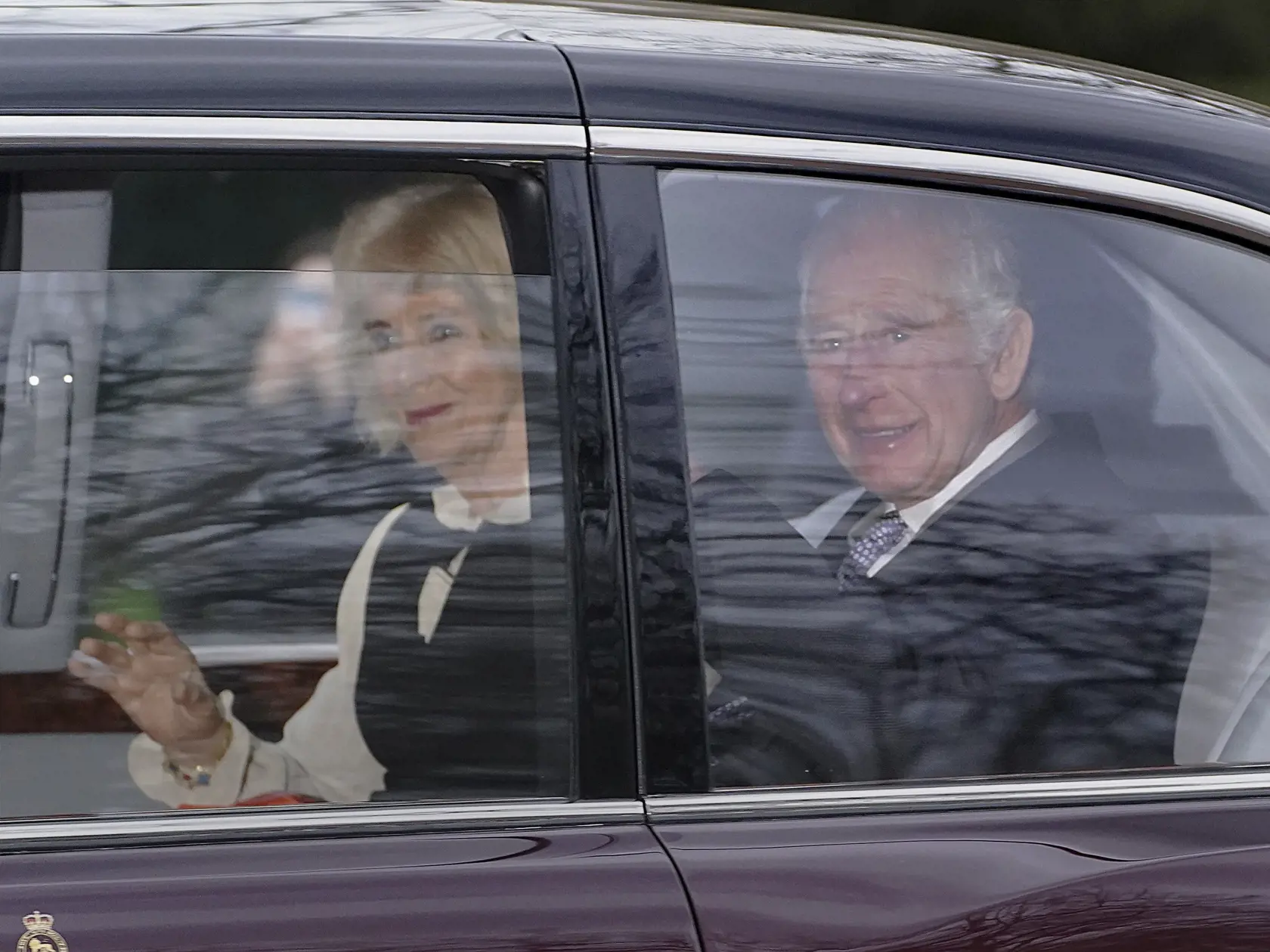 KK33 Londýn - Britský kráľ Karol III. a kráľovná Kamila odchádzajú z Clarence House v Londýne v utorok 6. februára 2024. Britskému kráľovi Karolovi III. diagnostikovali rakovinu, oznámil v pondelok 5. februára 2024 Buckinghamský palác. Nespresnil, o aký druh rakoviny ide, údajne to však nie je rakovina prostaty. Kráľ sa zároveň v pondelok začal podrobovať liečbe. FOTO TASR/AP
King Charles III and Queen Camilla leave Clarence House in London, Tuesday Feb. 6, 2024. Buckingham Palace announced Mond