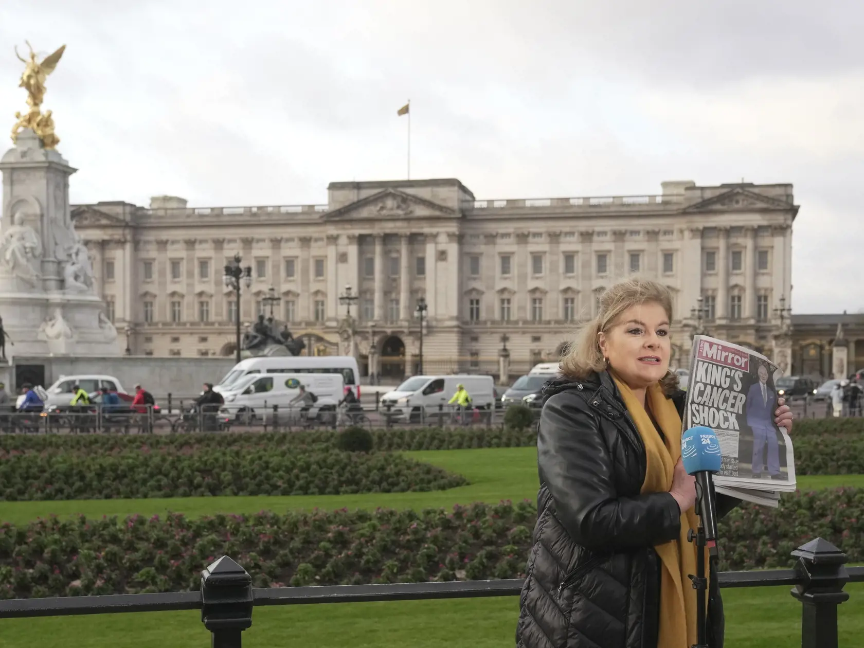 WA 16 Londýn - Televízna redaktorka drží titulnú stránku britského denníka s nápisom "Šok. Kráľ Karol III. má rakovinu" pred Buckinghamským palácom, jedným z oficiálnych sídiel britského kráľa Karola III. v Londýne v utorok 6. februára 2024. Buckinghamský palác v pondelok podvečer oznámil, že Karolovi III. diagnostikovali rakovinu a začal sa podrobovať liečbe. FOTO TASR/AP

A TV journalist hold up a front page of a British newspaper showing the headline 'King Cancer Shock' as she stands infant o