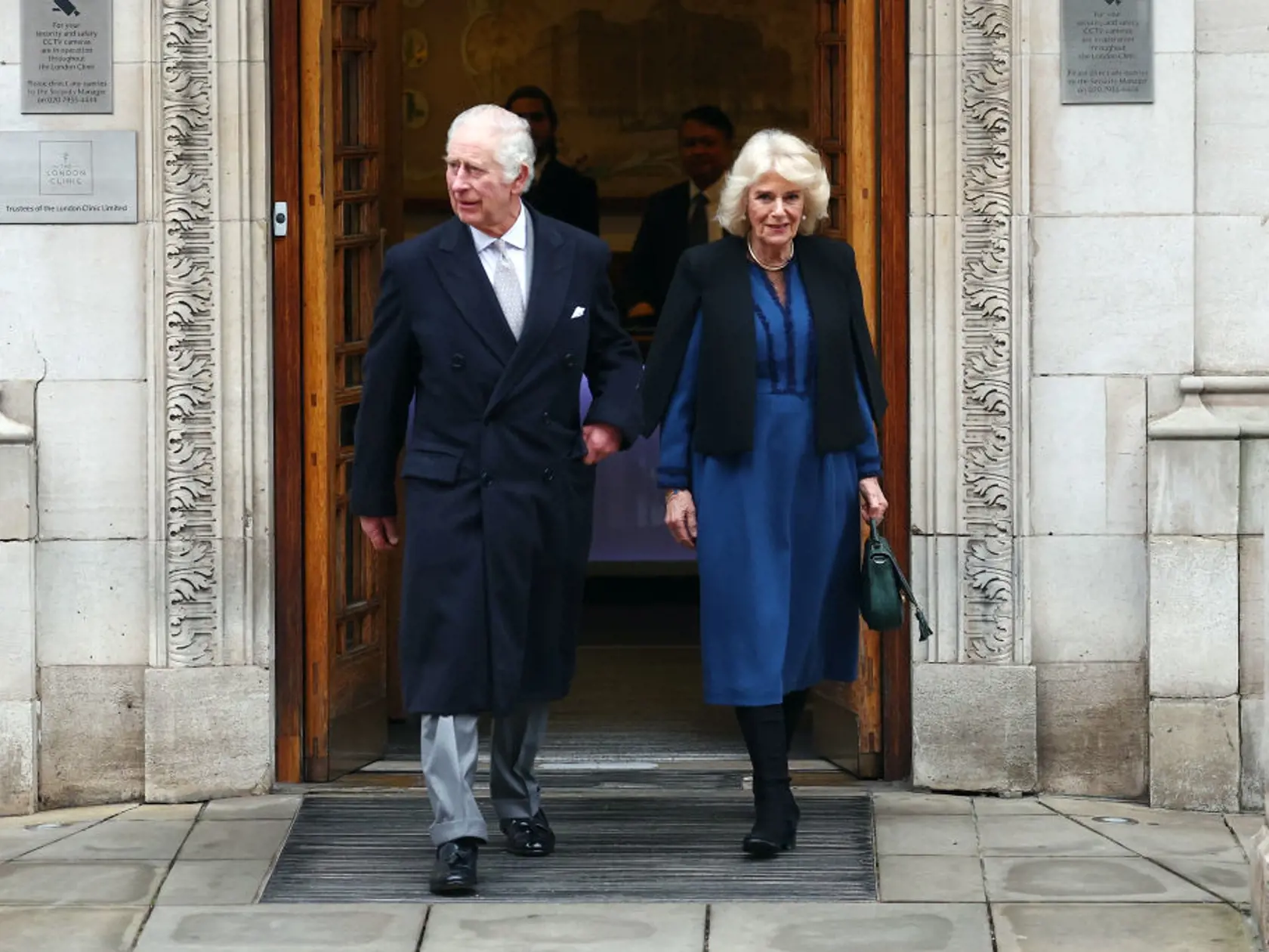 Camilla komunikovala s priaznivcami v nemocnici Royal Free Hospital a poskytovala im aktuálne informácie o kráľovom stave s upokojujúcim odkazom, že "sa mu darí, robí, čo môže". Zdroje chvália jej stoickosť a opisujú ju ako "úžasnú", pričom zdôrazňujú silu a gráciu, s akou zvládla situáciu.