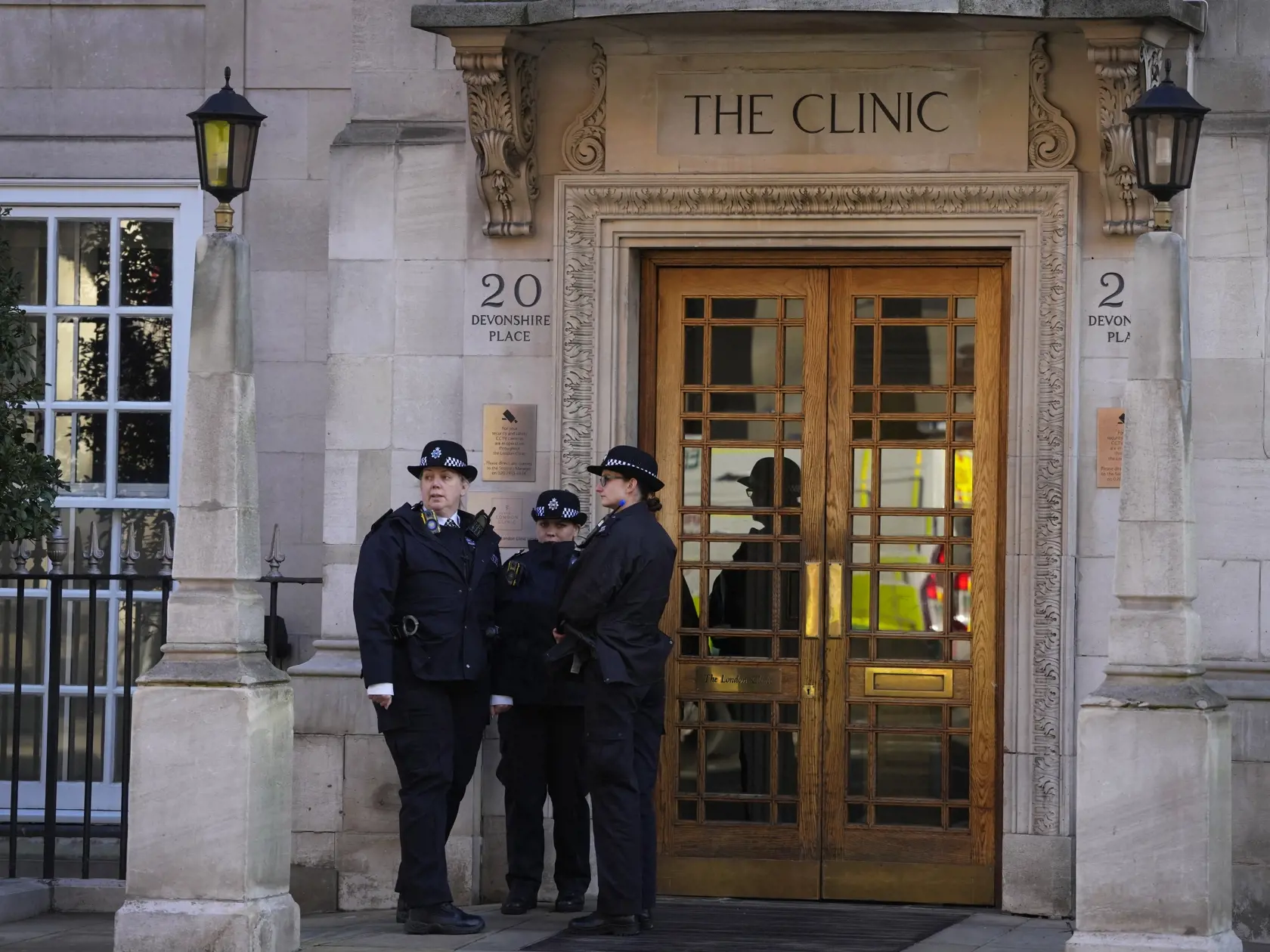 KK50 Londýn - Policajti hliadkujú pred zdravotníckym zariadením The London Clinic v Londýne 26. januára 2024. Britského kráľa Karola III. v piatok prijali do súkromnej nemocnice v Londýne, kde sa podrobí operácii zväčšenej prostaty. Oznámil to Buckinghamský palác, informuje TASR podľa správy agentúry AP. FOTO TASR/AP 
Police officers stand outside an entrance to The London Clinic in London, Friday, Jan. 26, 2024. Buckingham Palace says King Charles III been admitted to a private London hospital 