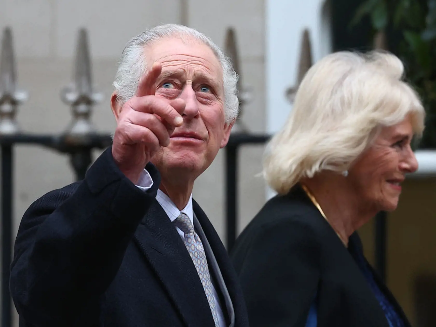 Sedemdesiatpäťročný monarcha v sprievode kráľovnej Camilly pricestoval do Londýna zo svojho sídla Sandringham, aby začal liečbu. Napriek tejto nepríjemnej správe zdroje blízke kráľovi uvádzajú, že zostáva pozoruhodne optimistický a jeho stav bol zachytený včas, čo ponúka priaznivé prognózy. Jeden z rodinných priateľov poznamenal: "On a jeho lekári sú veľmi, veľmi pozitívni."
