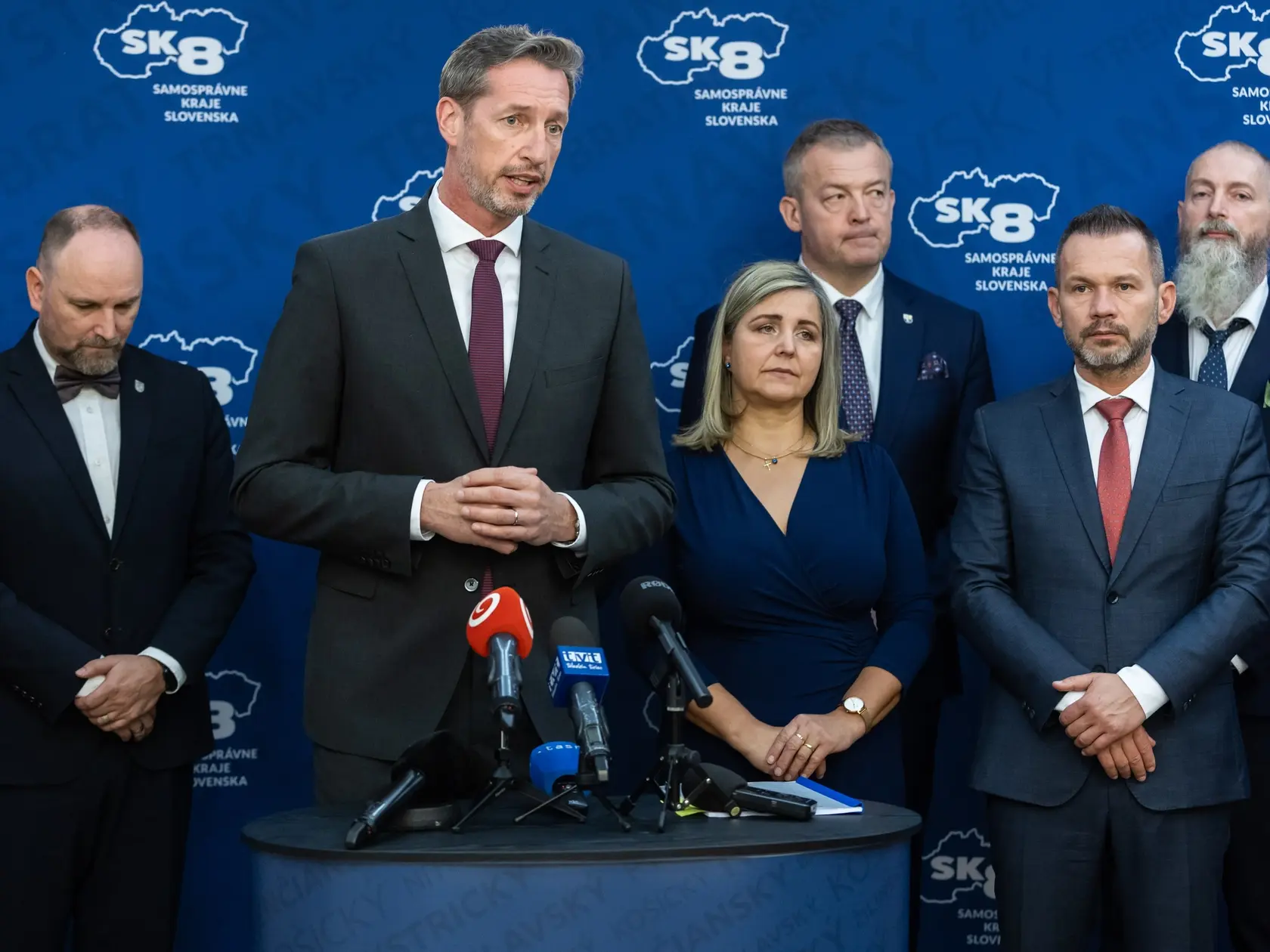 Na snímke zľava predseda SK8 a predseda Trnavského samosprávneho kraja (TTSK) Jozef Viskupič, podpredseda SK8 a predseda Prešovského samosprávneho kraja (PSK) Milan Majerský, predsedníčka Žilinského samosprávneho kraja (ŽSK) Erika Jurinová, podpredseda SK8 a predseda Trenčianskeho samosprávneho kraja (TSK) Jaroslav Baška, predseda Nitrianskeho samosprávneho kraja (NSK) Branislav Becík a podpredseda Bratislavského samosprávneho kraja (BSK) Juraj Štekláč počas tlačovej konferencie Samosprávnych krajov Slovenska (SK8) vo štvrtok 20. marca 2025 v Martine. FOTO TASR - Daniel Stehlík