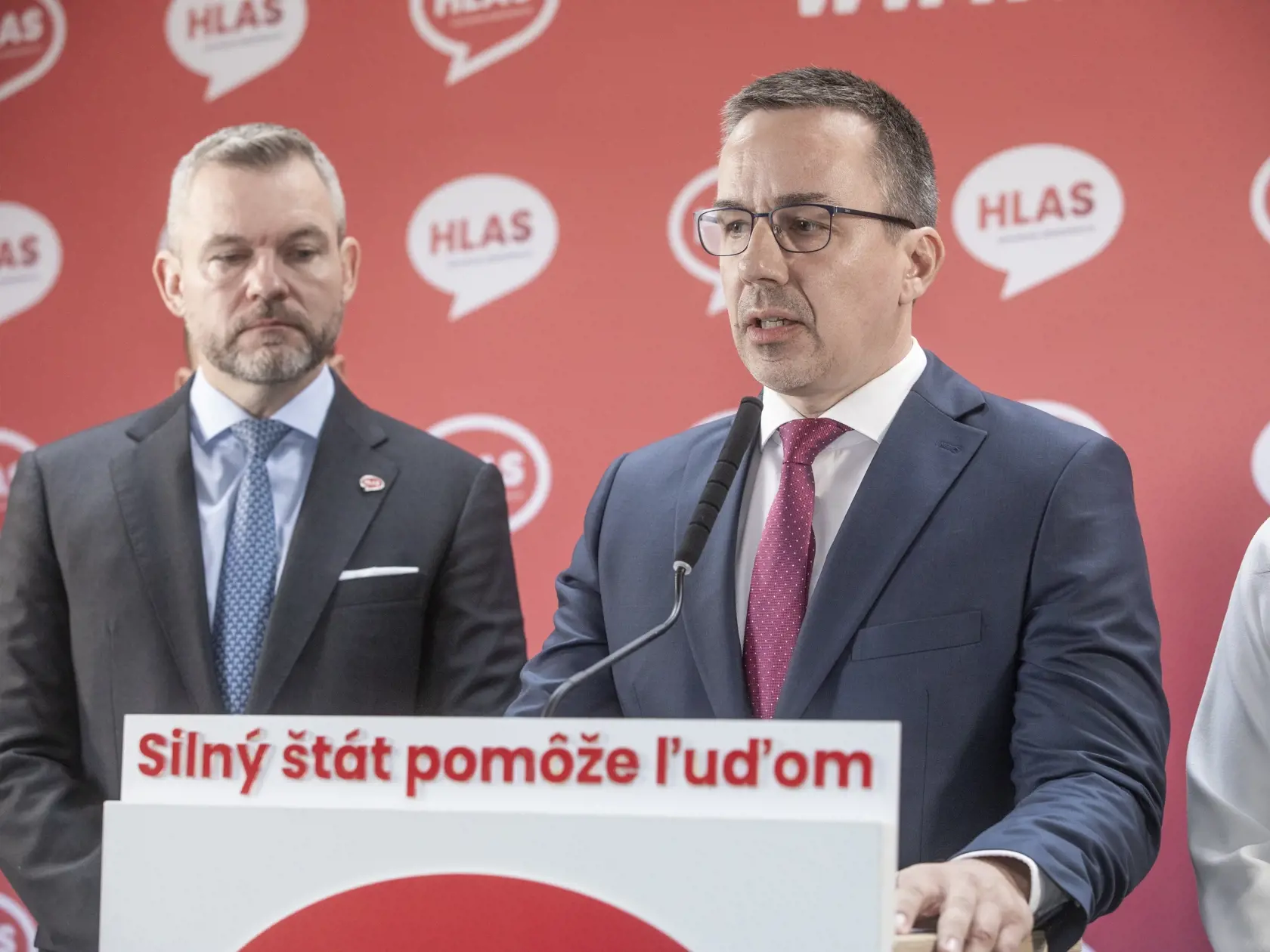 Na snímke je tlačová konferencia strany Hlas - SD na ktorej predstavila svoje nominácie na ministrov v novej vláde. Na fotke je nominant na ministra práce Erik Tomáš.

