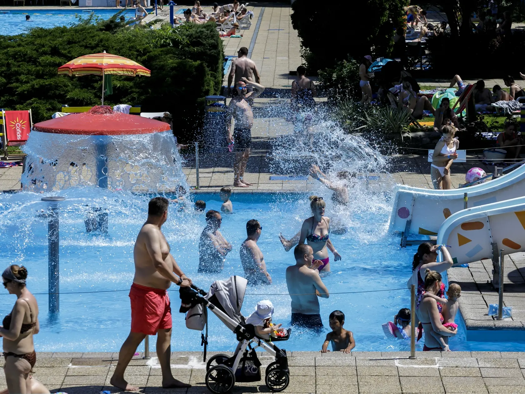Ľudia si užívajú horúce letné počasie na mestskom letnom kúpalisku Tehelné pole v Bratislave 19. júna 2021. FOTO TASR - Dano Veselský
