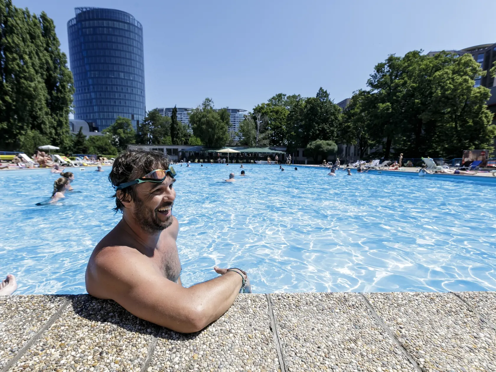 Ľudia si užívajú horúce letné počasie na mestskom letnom kúpalisku Tehelné pole v Bratislave 19. júna 2021. FOTO TASR - Dano Veselský