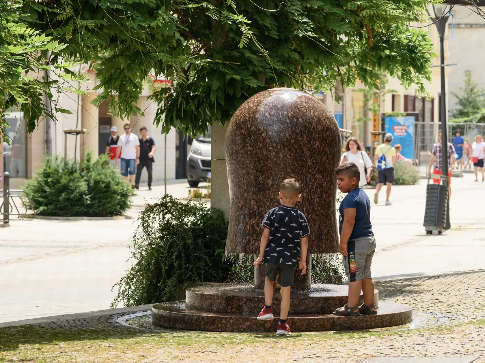 Osvieženie vo fontáne na pešej zóne v Nitre 25. júna 2021. FOTO TASR - Henrich Mišovič 