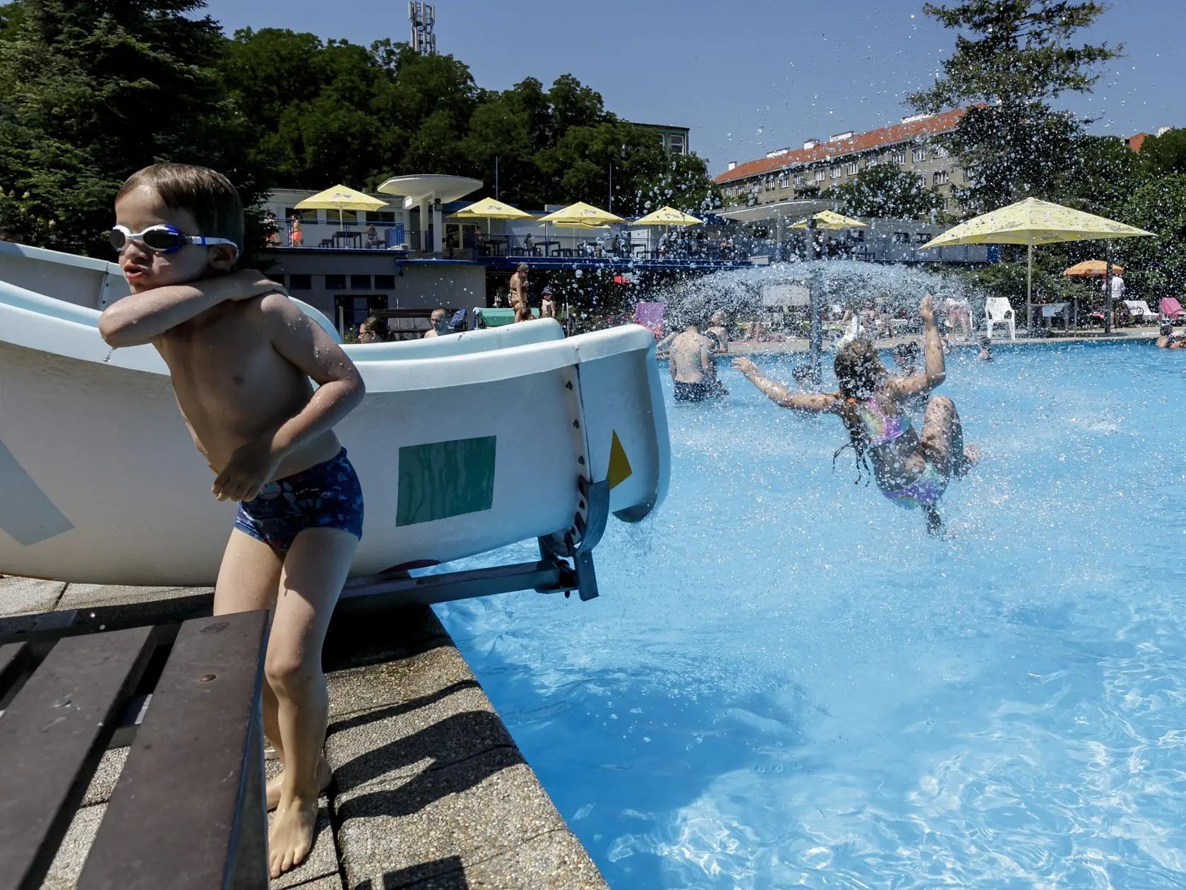 Ľudia si užívajú horúce letné počasie na mestskom letnom kúpalisku Tehelné pole v Bratislave 19. júna 2021. FOTO TASR - Dano Veselský