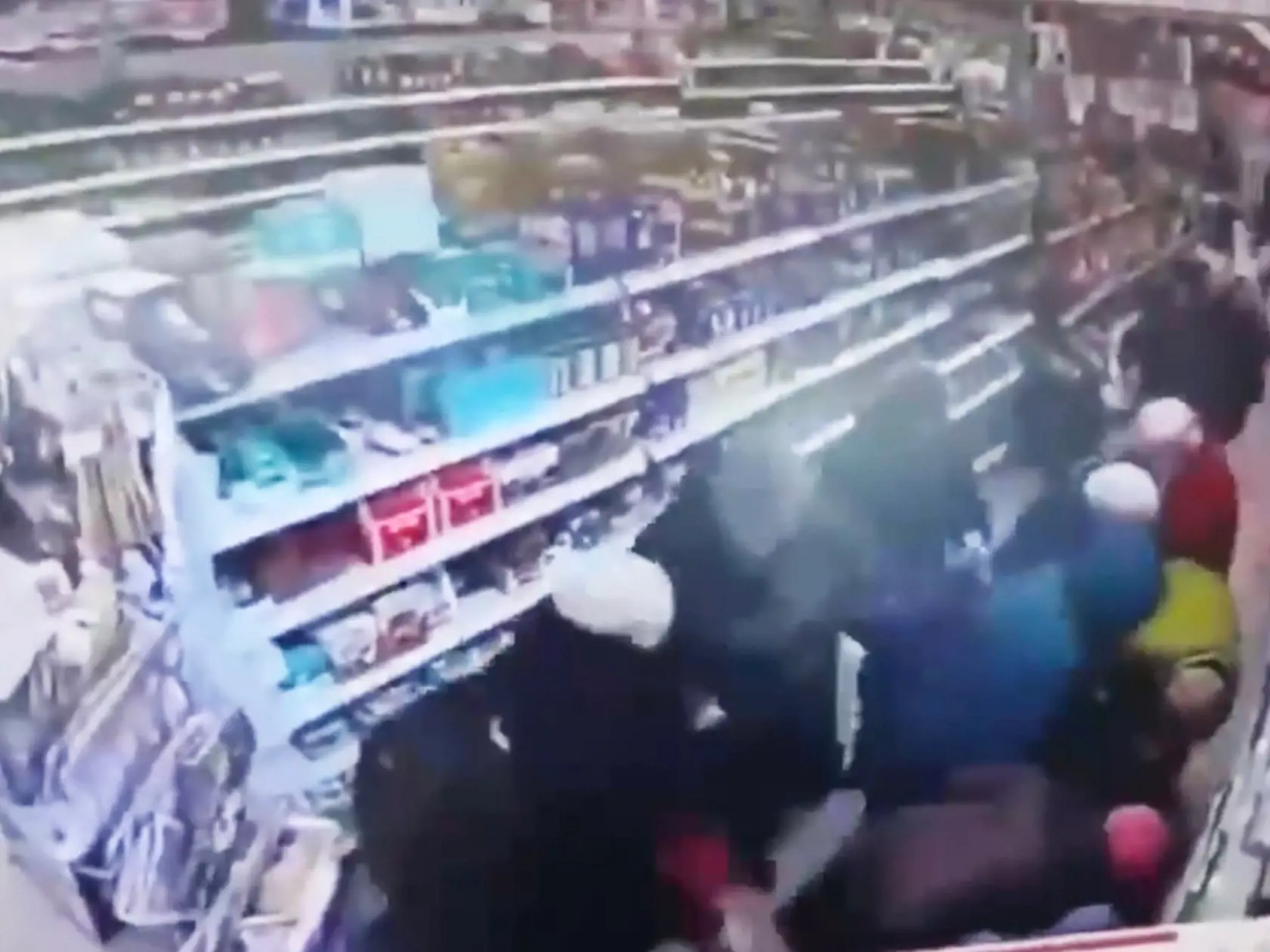 Najväčší boj je v supermarketoch, a to o lacnejšie a praktickejšie potraviny ako pohánka, ryža či cukor, o ktorý sa v moskovskom supermarkete zákazníci dokonca pobili.