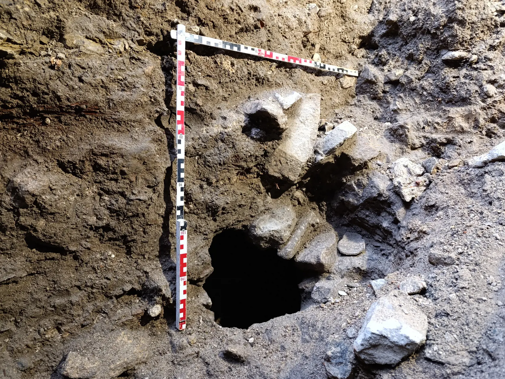 Archeológovia objavili aj stredovekú zásobnú jamu.