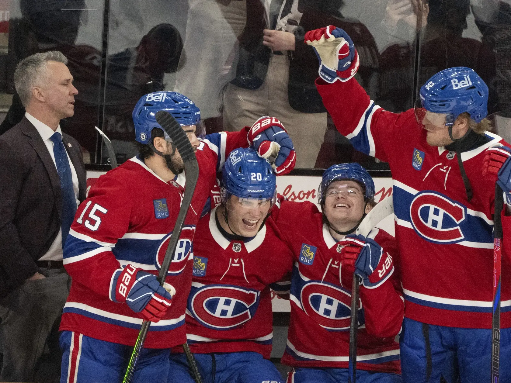 KK2 Montreal - Lavička Montrealu Canadiens - tréner Martin St. Louis , hráči Alex Newhook (15), Juraj Slafkovský (20), Cole Caufield (13), Patrik Laine (92) a Ivan Demidov (93), sa teší po víťazstve v zápase zámorskej NHL Montreal Canadiens - Carolina Hurricanes v Montreale 16. apríla 2025. Slovenský hokejový útočník Juraj Slafkovský si prvýkrát v kariére zahrá v play off NHL. Jeho tím Montreal Canadiens uzavrel osmičku postupujúcich z Východnej konferencie víťazstvom v nočnom zápase nad Carolinou 4:2. FOTO TASR/AP
Montreal Canadiens head coach Martin St. Louis looks on as Alex Newhook (15), Juraj Slafkovsky (20), Cole Caufield (13) and Patrik Laine (92) celebrate their win in the final minutes of play against the Carolina Hurricanes during third period NHL hockey action in Montreal on Wednesday, April 16, 2025. (Christinne Muschi/The Canadian Press via AP)