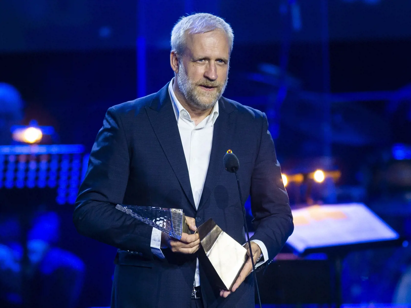 Na snímke režisér Peter Bebjak si preberá ocenenie v kategórii divadlo a audiovizuálne umenie počas slávnostného galavečera Krištáľové krídlo za rok 2020  v priestoroch zámku Šimák v Pezinku 20. júna 2021. FOTO TASR – Jakub Kotian 