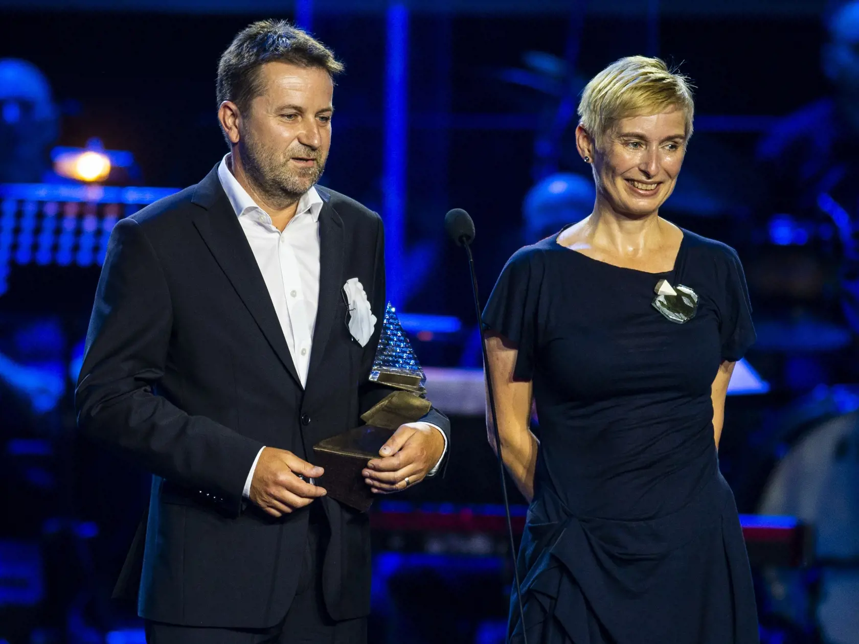 Na snímke umelci zľava Peter Machata a Jana Machatová si prebrali ocenenie v kategórii výtvarné umenie počas slávnostného galavečera Krištáľové krídlo za rok 2020 v priestoroch zámku Šimák v Pezinku 20. júna 2021. FOTO TASR – Jakub Kotian 