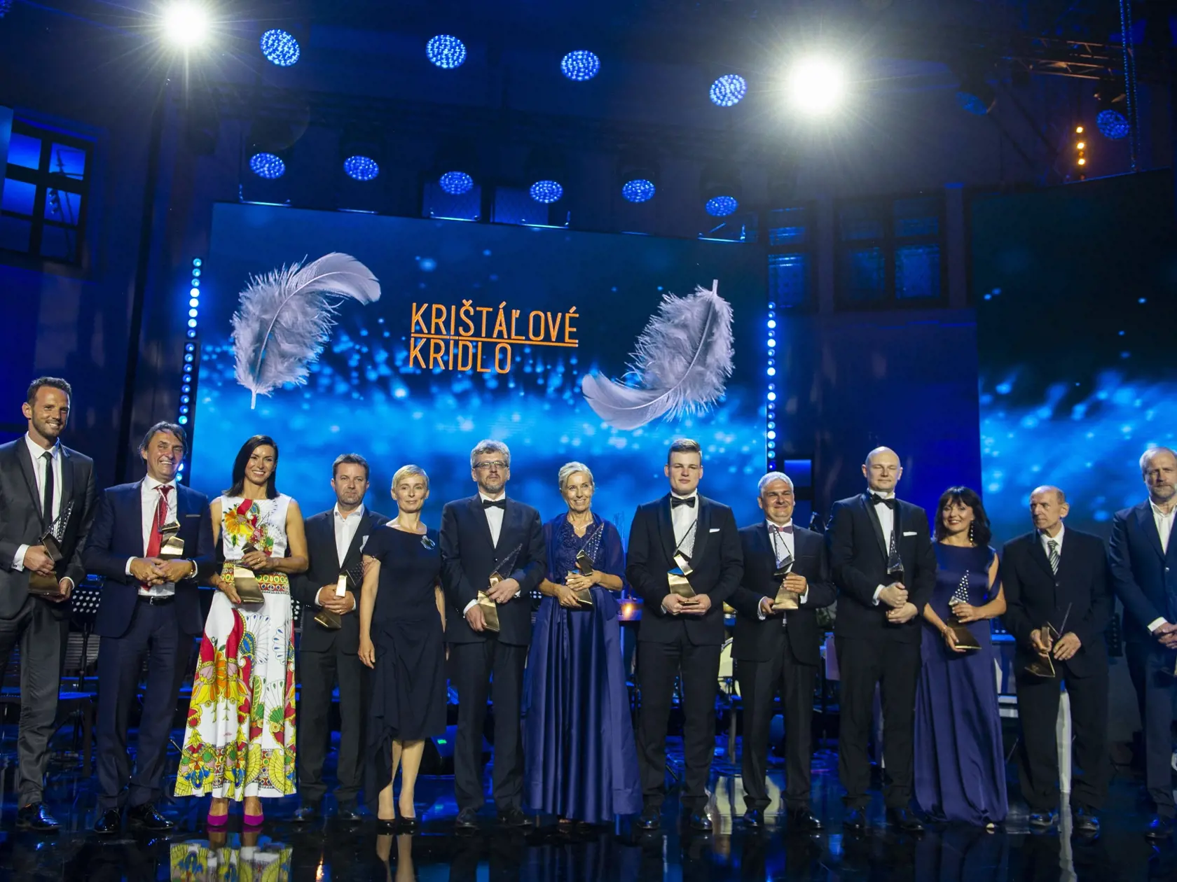 Na snímke laureáti ocenenia Krištáľové krídlo 2020 zľava Richard Lintner, ktorý prebral cenu v kategórii šport za Michala Martikána, Pavol Jakubec (hospodárstvo), Peter Machata a Jana Machatová (výtvarné umenie), Marián Andričík (publicistika a literatúra), Daniela Ostatníková (mimoriadna cena), Martin Herman (inovácie a startup), Pavol Čekan a Boris Klempa (veda a medicína), Ľubica Čekovská (hudba), Karol Horák (mimoriadna cena) a režisér Peter Bebjak (divadlo a audiovizuálne dielo) počas slávn
