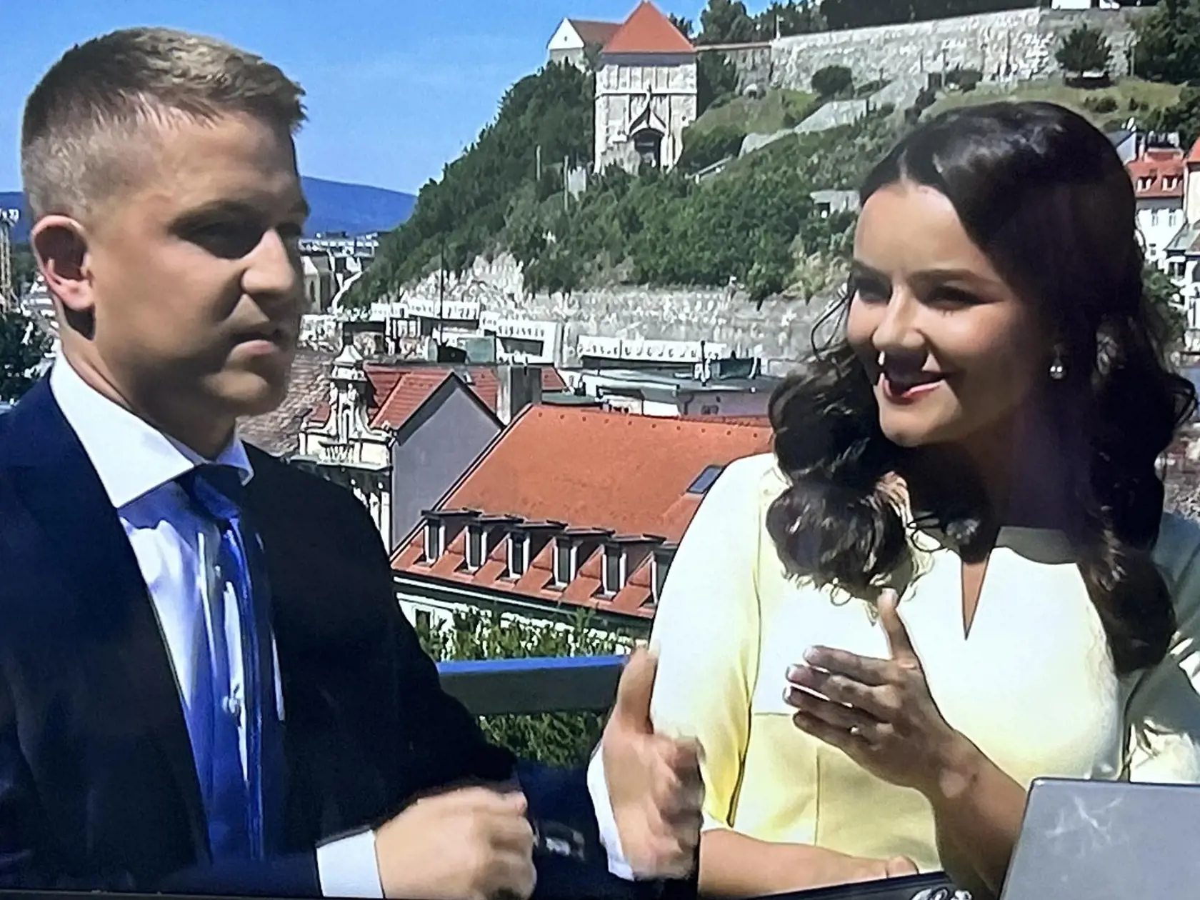 Moderátori Ivana Zuzelková a Dominik Matulaj počas mimoriadnej relácie k inaugurácii prezidenta SR Petra Pellegriniho.