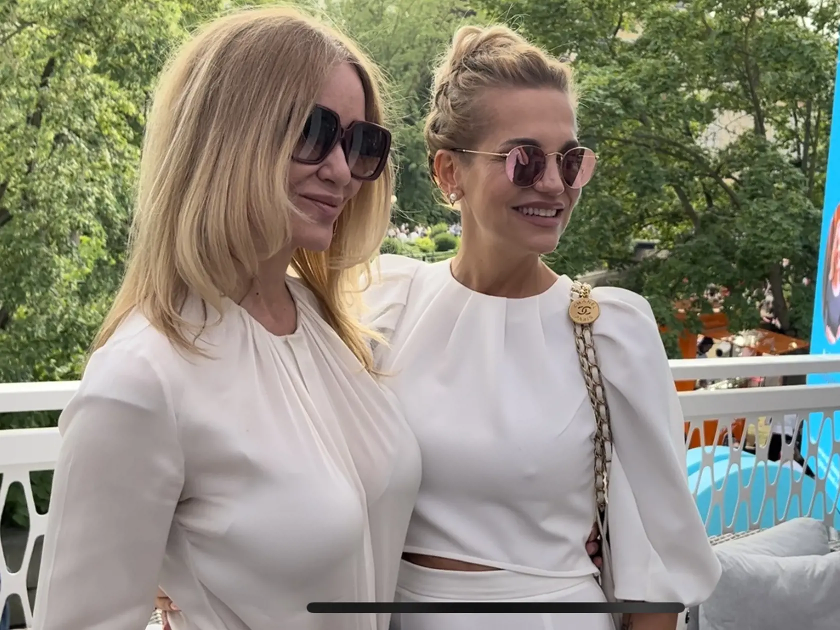 Dara na filmovom festivale v Karlových Varoch v pätách. Na zábere s priateľkou Oľgou Dúbravskou.