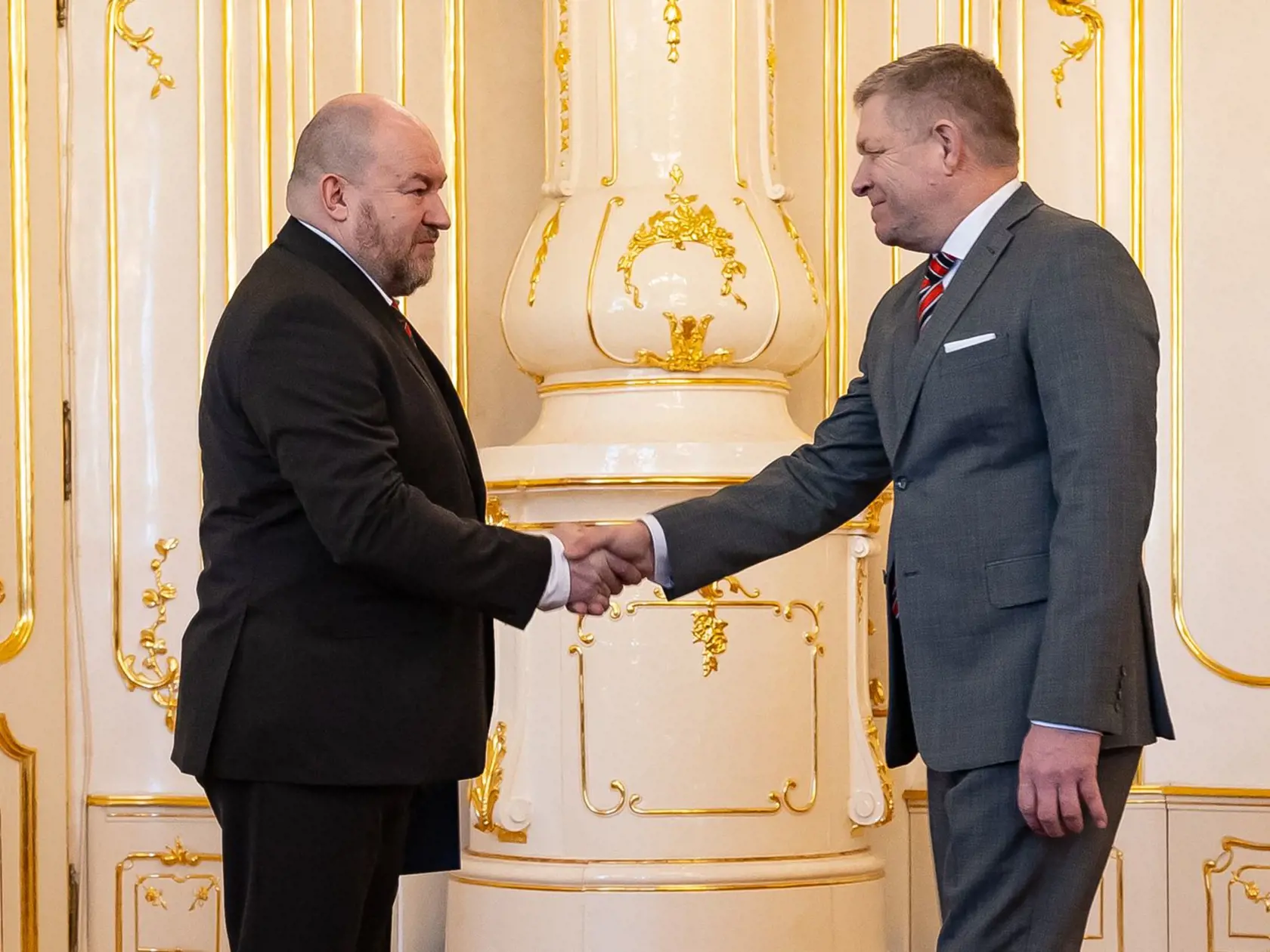 Premiér podal ruku novému ministrovi Rudolfovi Huliakovi.