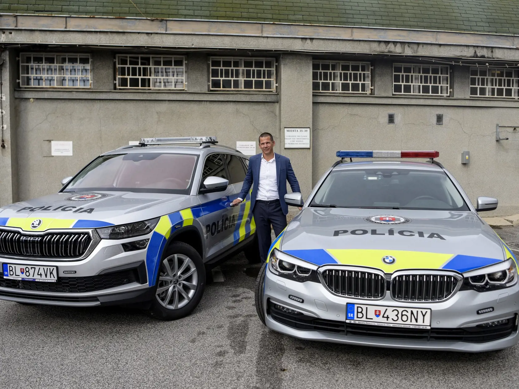 Na snímke prezident Policajného zboru (PZ) SR Štefan Hamran stojí pri nových policajných vozidlách počas brífingu na tému nákupu nových vozidiel pre PZ SR v pondelok 26. septembra 2022 v Bratislave. FOTO TASR - Pavol Zachar