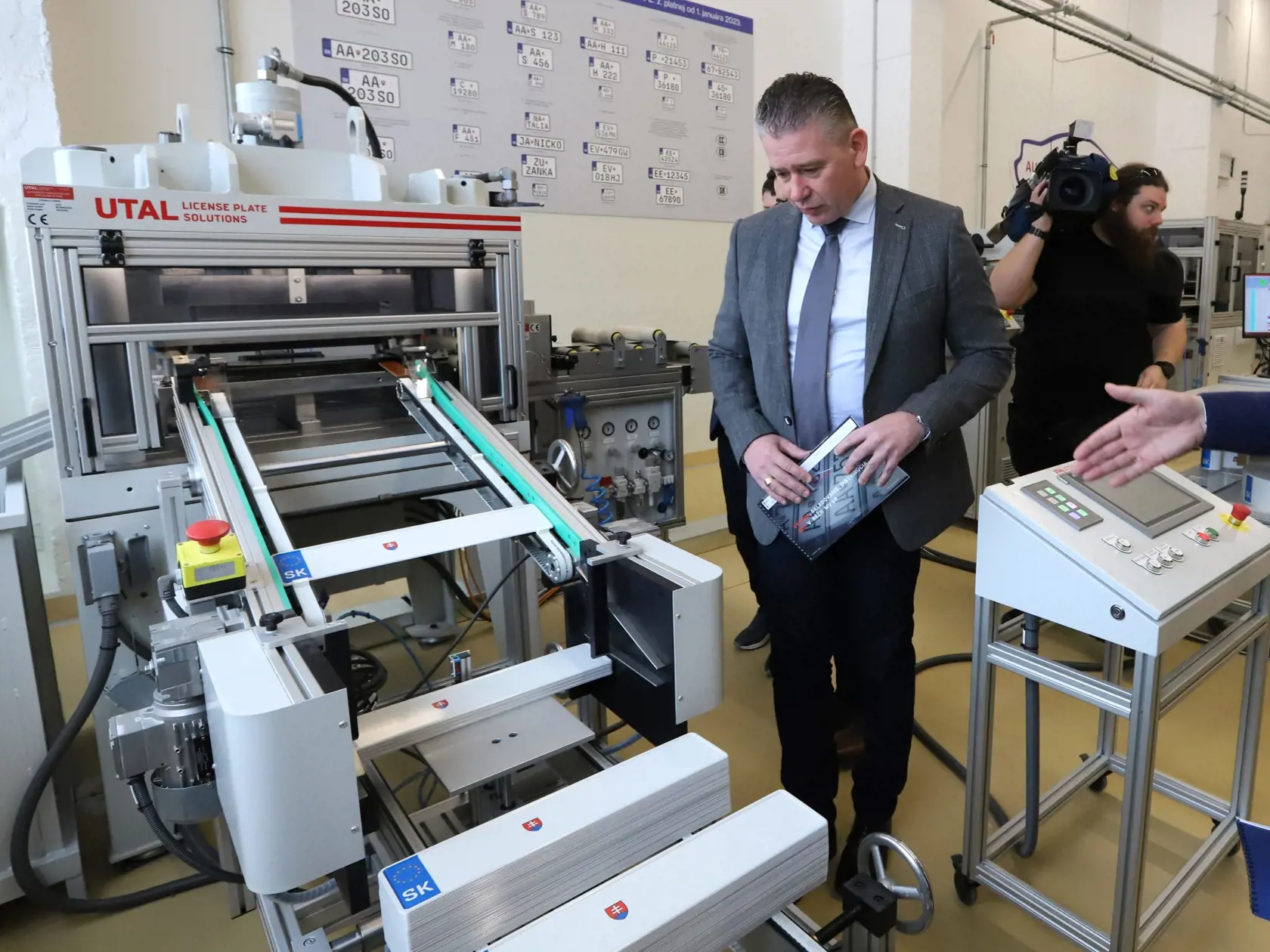 Na snímke dočasne poverený minister vnútra Roman Mikulec počas výroby nových EČV (evidenčných čísiel vozidiel) v automobilových opravovniach MV SR v Banskej Bystrici 2. februára 2023. Rezort Ministerstva vnútra túto službu zabezpečuje vo svojej réžii a odhaduje úsporu z verejných financií za 4 roky vo výške cca 4,8 milióna eur. FOTO TASR - Ján Krošlák