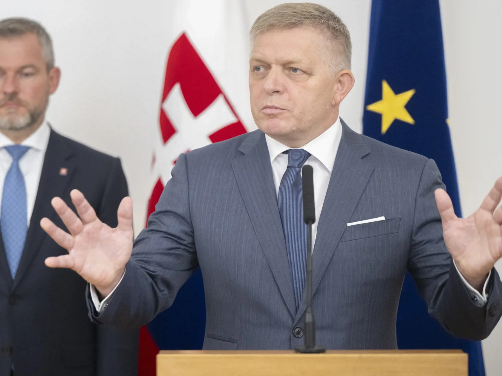 Na snímke v popredí predseda vlády SR Robert Fico (Smer-SD) a v pozadí prezident SR Peter Pellegrini počas vyhlásenia po podpise memoranda o jednotnom postupe v otázkach zahraničnej politiky, v nedeľu 1. septembra 2024 v Bratislave. Prezident SR Peter Pellegrini, podpredseda Národnej rady SR poverený jej riadením Peter Žiga (Hlas-SD) a predseda vlády SR Robert Fico (Smer-SD) podpísali v nedeľu spoločné vyhlásenie o jednotnom postupe v otázkach zahraničnej politiky. V memorande deklarujú pevné uk