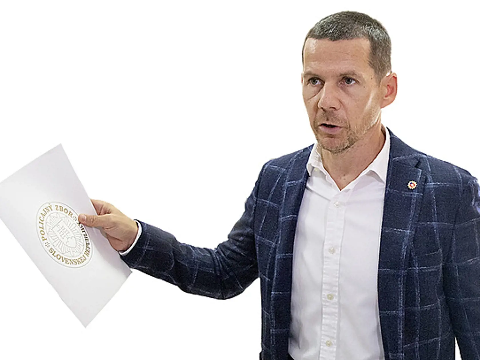 Matúš Šutaj Eštok nenechal v rezorte, lepšie povedané, vo vedení polície kameň na kameni. Policajného šéfa Štefana Ham­rana dal preveliť na obvodné oddelenie do Popradu.