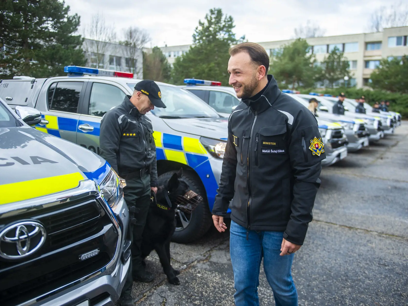 Ministerstvo vnútra SR v snahe modernizácie vozového parku Polície SR zakúpilo 60 terénnych vozidie typu Pick - up Toyota Hilux a to v celkovej hodnote 3 792 528 eur. Prvých 32 terénnych vozidiel určených na prepravu služobných psov policajným psovodom odovzdal minister vnútra SR Matúš Šutaj Eštok (HLAS). Na snímke minister vnútra SR Matúš Šutaj Eštok (HLAS-SD) počas odovzdania terénnych vozidiel 25. januára 2024 v Bratislave. FOTO TASR - Jakub Kotian