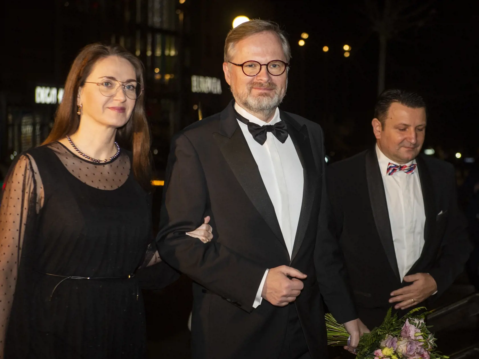 Na snímke uprostred český premiér Petr Fiala a jeho manželka Jana (vľavo) prichádzajú na slávnostný galavečer pri príležitosti 30. výročia vzniku Slovenskej republiky v budove Slovenského národného divadla (SND) 7. januára 2023 v Bratislave. FOTO TASR - Jakub Kotian