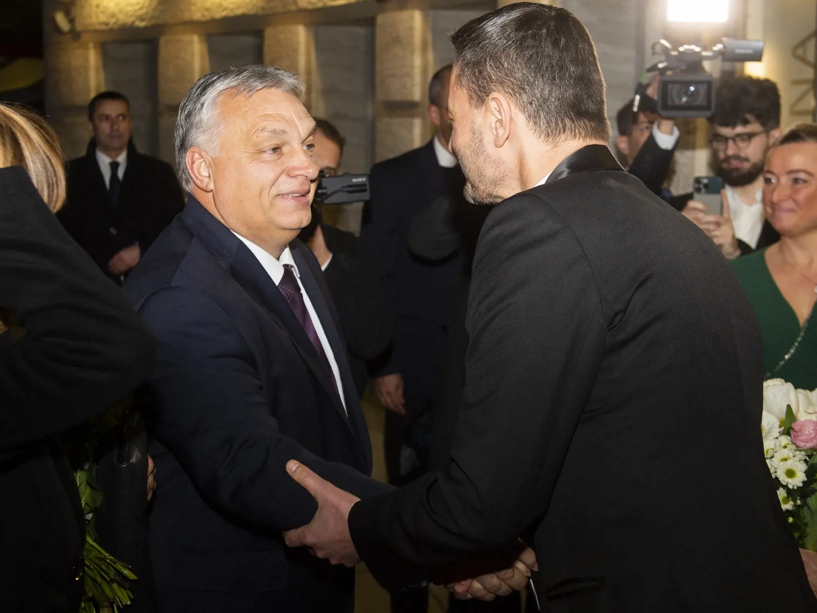 Na snímke zľava maďarský premiér Viktor Orbán a dočasne poverený premiér SR Eduard Heger (OĽANO) sa vítajú počas príchodu na slávnostný galavečer pri príležitosti 30. výročia vzniku Slovenskej republiky v budove Slovenského národného divadla (SND) 7. januára 2023 v Bratislave. FOTO TASR - Jakub Kotian