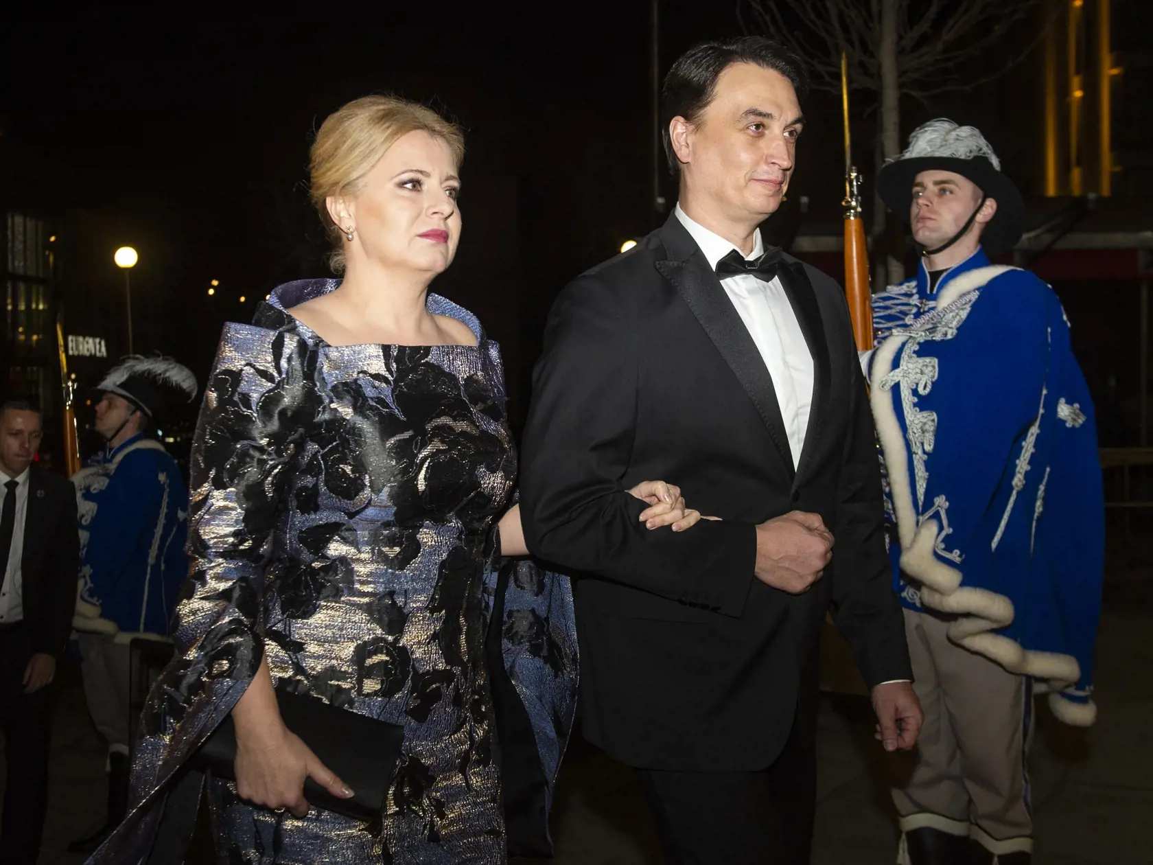 Na snímke zľava prezidentka SR Zuzana Čaputová spolu s priateľom Jurajom Rizmanom prichádzajú na slávnostný galavečer pri príležitosti 30. výročia vzniku Slovenskej republiky v budove Slovenského národného divadla (SND) 7. januára 2023 v Bratislave. FOTO TASR - Jakub Kotian