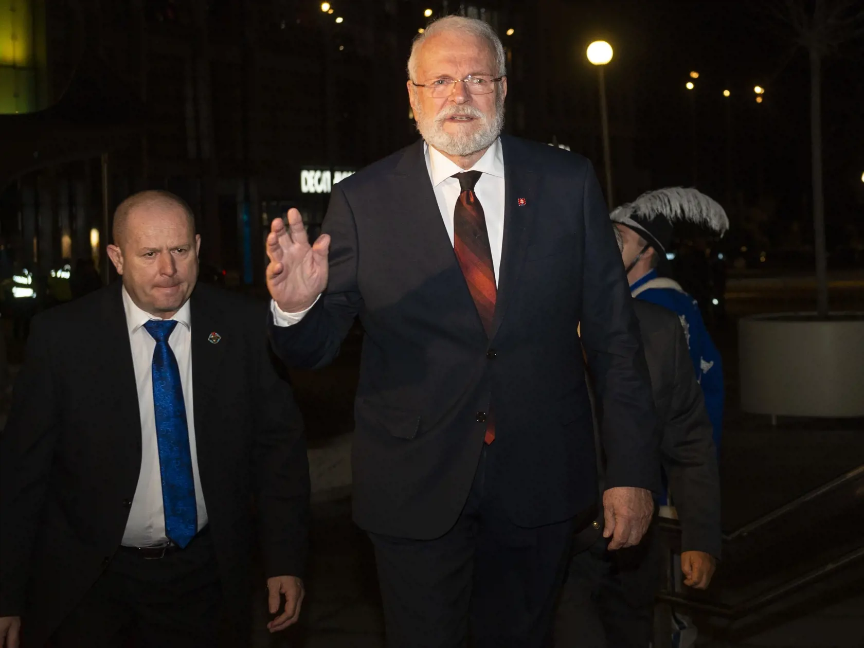 Na snímke bývalý prezident SR Ivan Gašparovič prichádza na slávnostný galavečer pri príležitosti 30. výročia vzniku Slovenskej republiky v budove Slovenského národného divadla (SND) 7. januára 2023 v Bratislave. FOTO TASR - Jakub Kotian