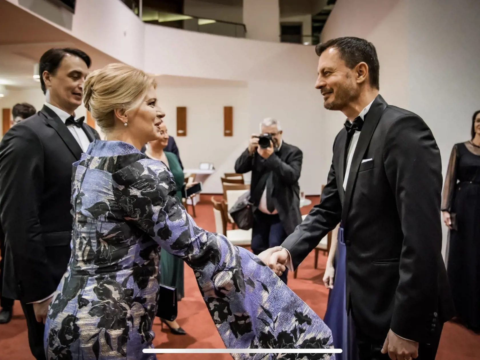Zvítanie s premiérom: Na fotografii prezidentka SR Zuzana Čaputová a premiér Eduard Heger.