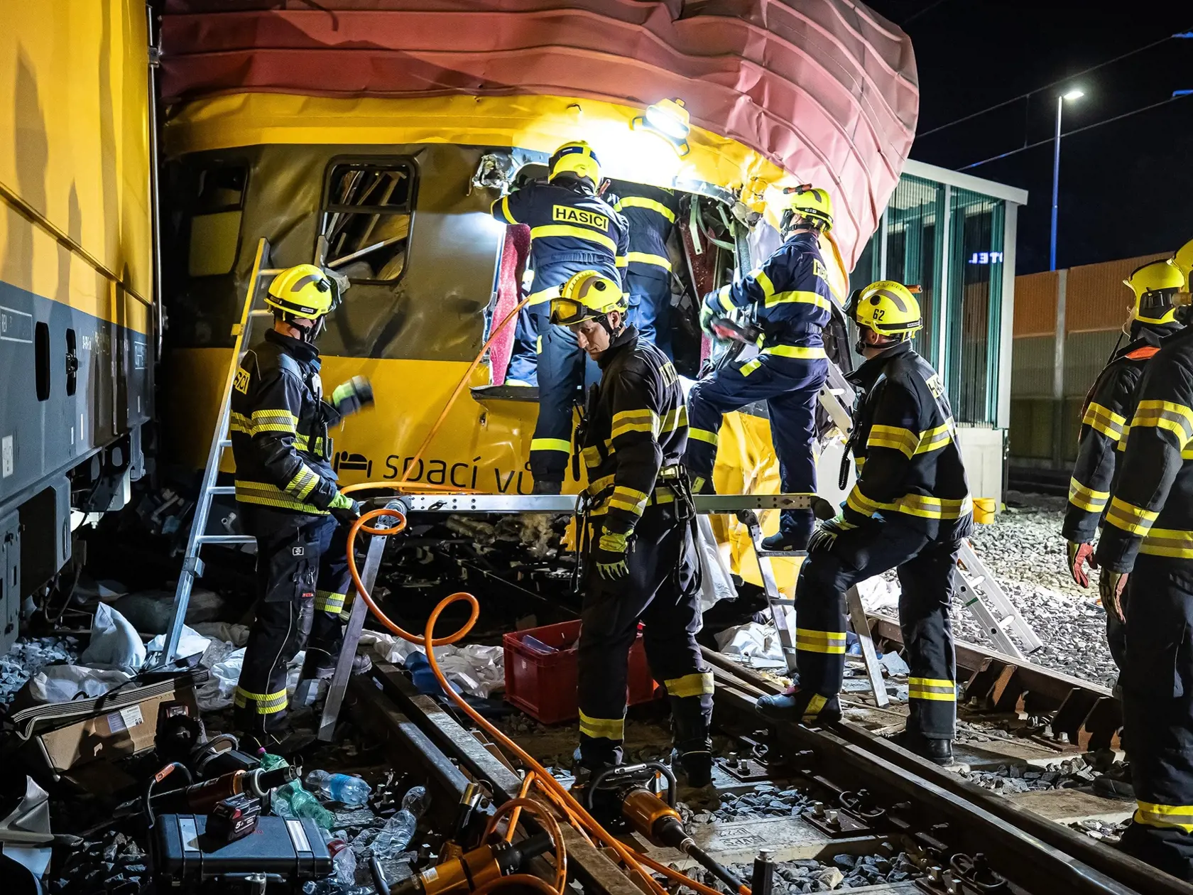 V Pardubiciach sa zrazil rýchlik s nákladným vlakom, najmenej štyria mŕtvi