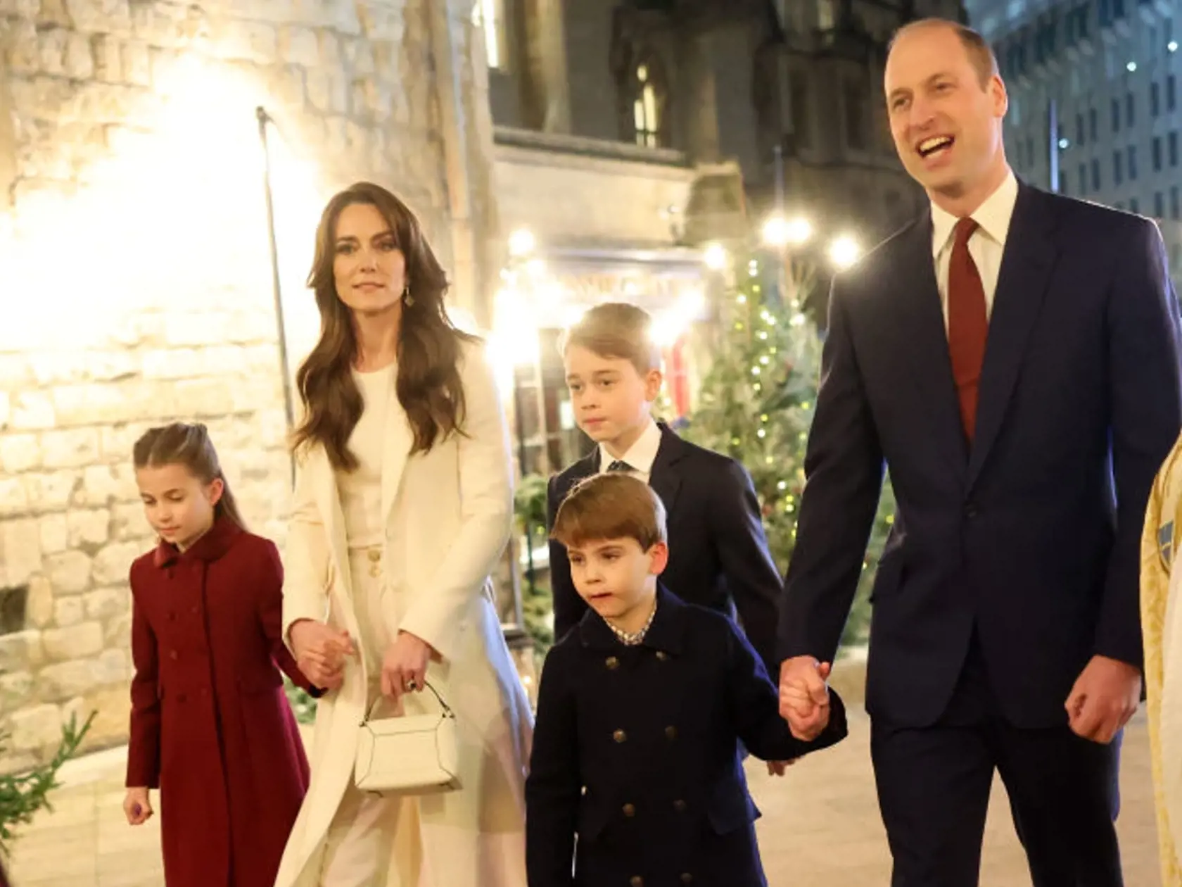 Koncert vianočných kolied vo Westminsterskom opátstve, ktorý organizuje princezná Kate. Nechýbal ani jej manžel, princ William, synovia, princovia George a Louis a dcéra princezná Charlotte.