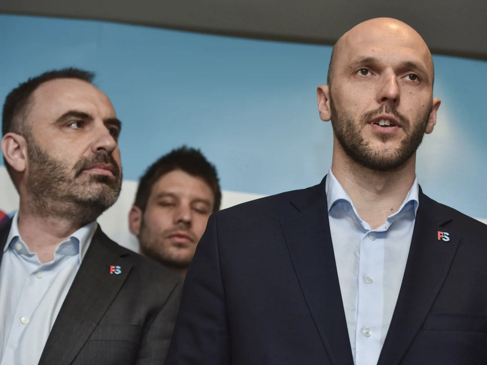 Na snímke sprava podpredseda hnutia Progresívne Slovensko (PS) Michal Truban a šéf hnutia PS Ivan Štefunko počas tlačovej konferencie hnutia Progresívne Slovensko 2. apríla 2019 v Bratislave. Štefunko sa na jeho najbližšom sneme nebude uchádzať o predsednícky post. Dôvodom majú byť jeho zdravotné problémy. Nahradiť by ho chcel doterajší podpredseda Michal Truban. FOTO TASR - Pavol Zachar