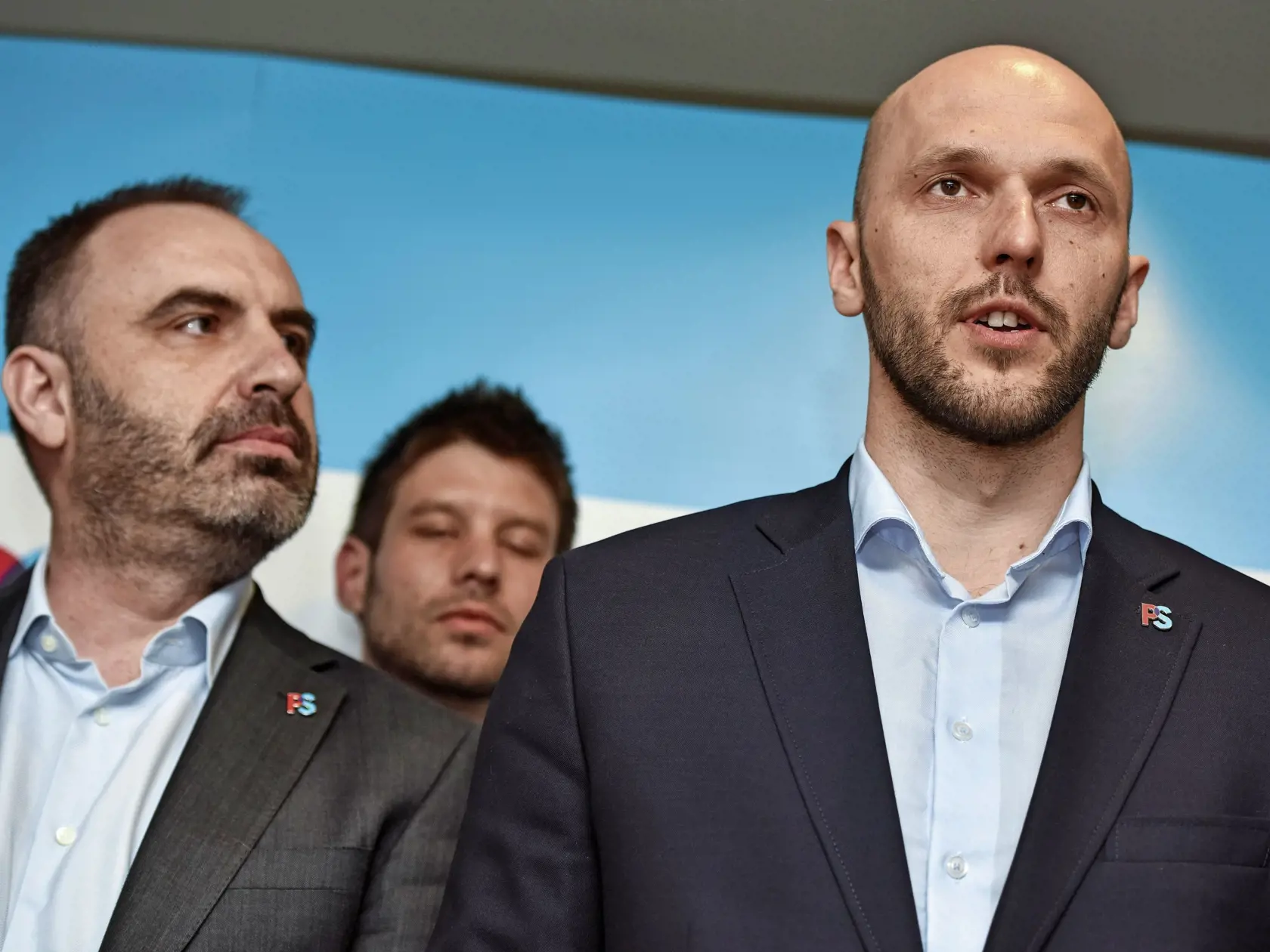 Na snímke sprava podpredseda hnutia Progresívne Slovensko (PS) Michal Truban a šéf hnutia PS Ivan Štefunko počas tlačovej konferencie hnutia Progresívne Slovensko 2. apríla 2019 v Bratislave. Štefunko sa na jeho najbližšom sneme nebude uchádzať o predsednícky post. Dôvodom majú byť jeho zdravotné problémy. Nahradiť by ho chcel doterajší podpredseda Michal Truban. FOTO TASR - Pavol Zachar