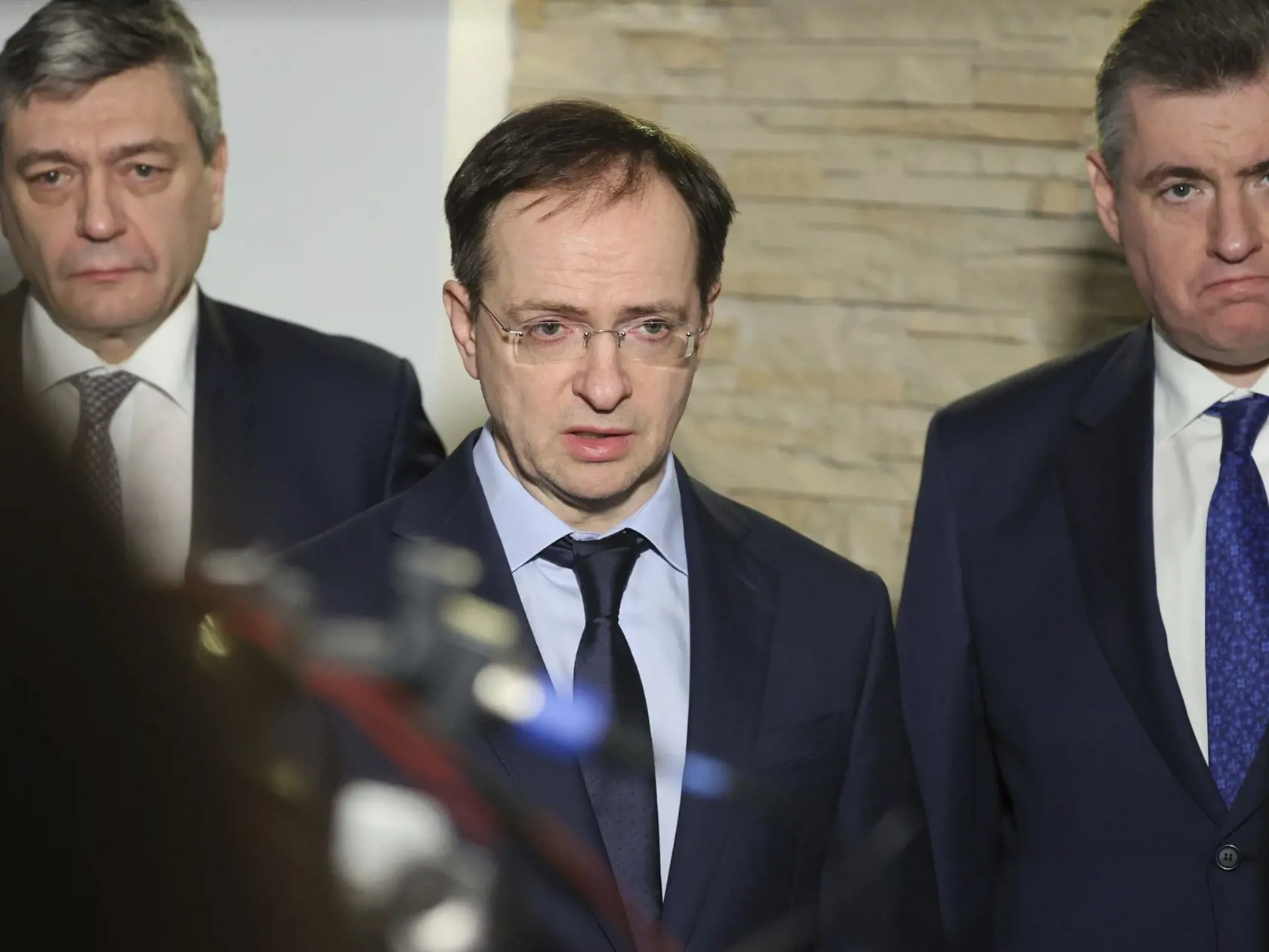 Hlavný vyjednávač ruskej delegácie a poradca ruského prezidenta Vladimira Putina Vladimir Medinskij (uprostred).